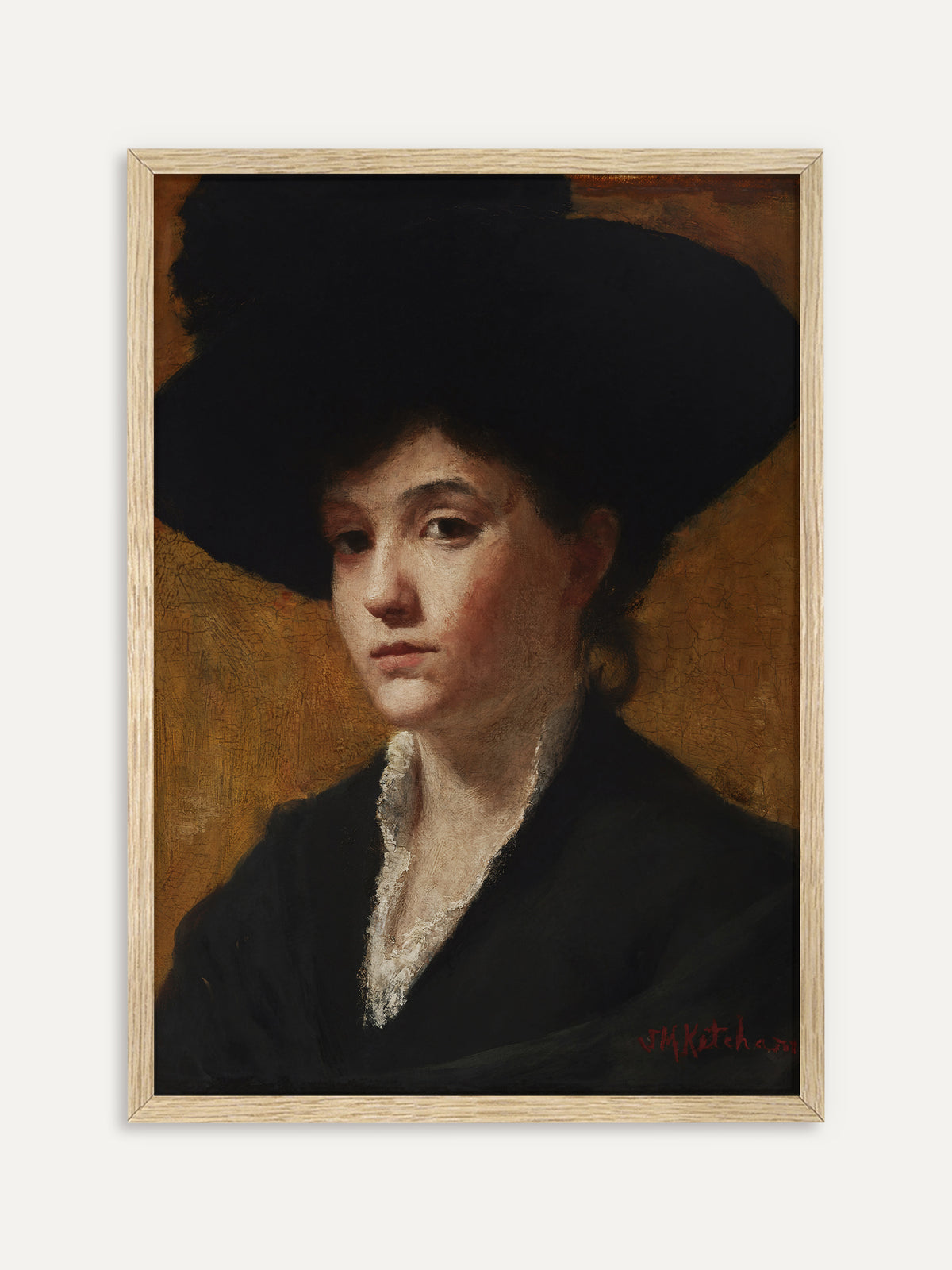 Kunstdruck, der eine junge Frau mit großem schwarzem Hut, dunklem Kleid und weißem Spitzenkragen zeigt, die vor einem ockergoldenen, rissigen Hintergrund ernst zur Seite blickt. Im Rahmen aus hellem Holz wirkt das Vintage-Porträt warm und hell. #Rahmen_Helles Holz