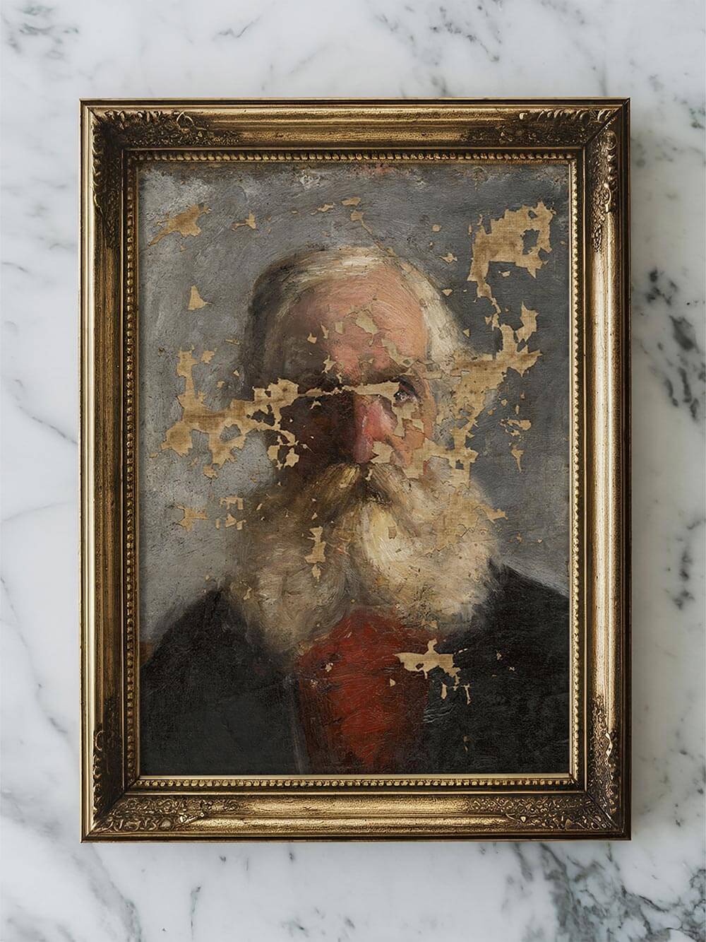 Antikes Männerporträt in vergoldetem Rahmen auf Marmoroberfläche arrangiert. Der gealterte Kunstdruck mit sichtbaren Abplatzungen wirkt kunstvoll roh und verleiht Vintage-Interieurs Charakter.