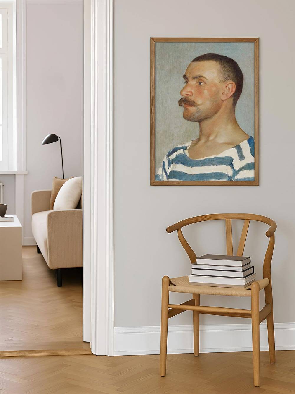 Der Kunstdruck mit dem markanten Männerporträt hängt gerahmt in einem hellen Wohnbereich. Die klaren Farben und der ruhige Ausdruck verleihen dem Raum eine gelassene Note.