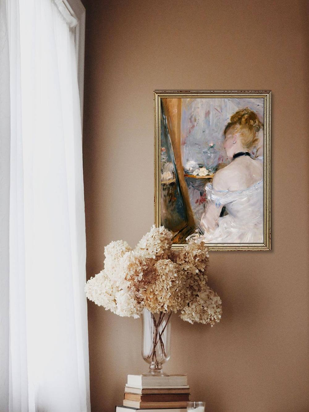 Impressionistischer Kunstdruck einer Frau am Schminktisch in zarter Farbpalette, eingerahmt in Gold, hängt über einem Tisch mit getrockneten Hortensien. Perfekte Wanddekoration im Vintage-Stil.