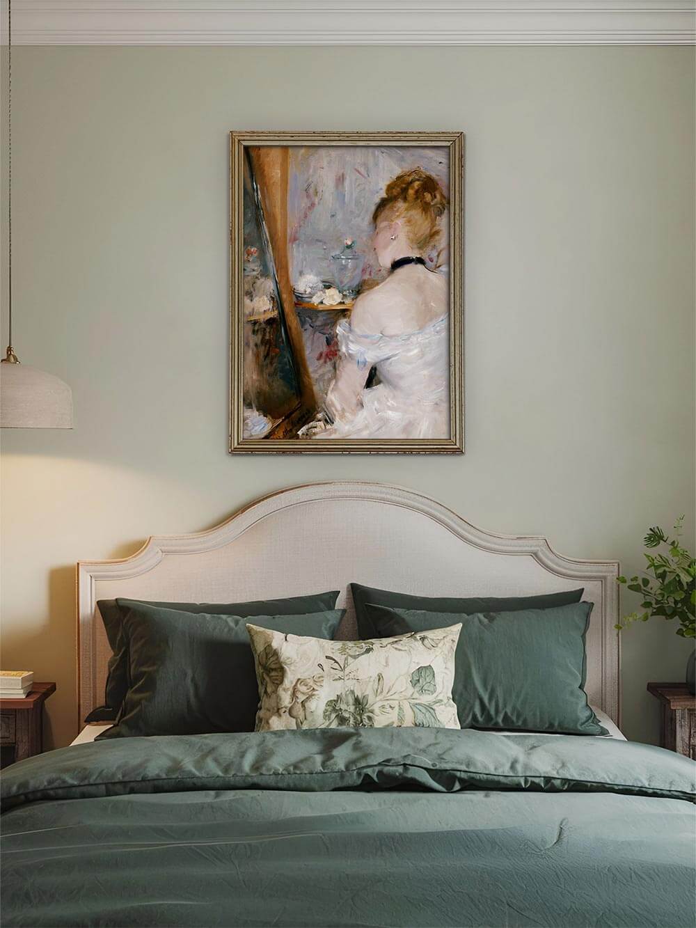 Femininer Kunstdruck mit impressionistischer Darstellung einer Frau am Spiegel über einem Bett in Grüntönen. Romantische Wandkunst für Schlafzimmer im klassischen oder Cottagecore-Stil.