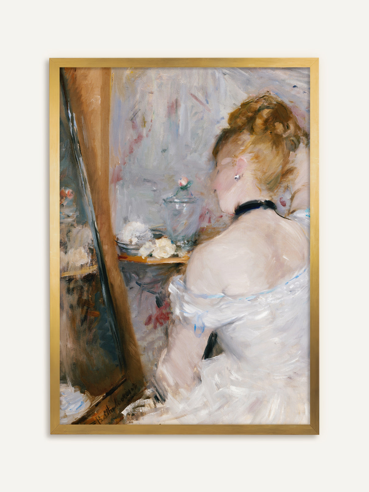 Wandbild, das eine Frau mit hochgestecktem rotblondem Haar und schwarzem Halsband von hinten zeigt, die in einem schulterfreien weißen Kleid vor ihrem Spiegel am Schminktisch sitzt. Im goldenen Rahmen wirkt die impressionistische Szene wie ein Gemälde aus einem Pariser Salon. #Rahmen_Gold