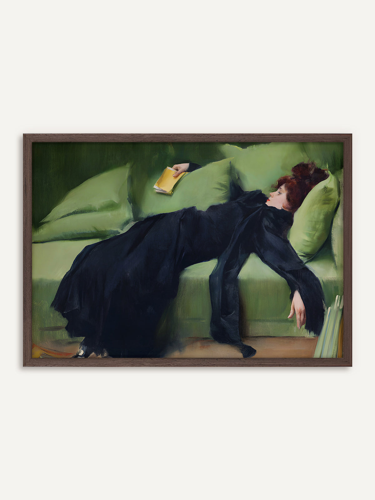Poster, das eine junge Frau mit hochgestecktem roten Haar in einem langen schwarzen Kleid zeigt, die erschöpft auf einem grünen Sofa liegt und ein gelbes Buch in der Hand hält. Der Rahmen aus dunklem Holz passt zur Dark-Academia-Stimmung der Szene mit Buch und Sofa. #Rahmen_Dunkles Holz