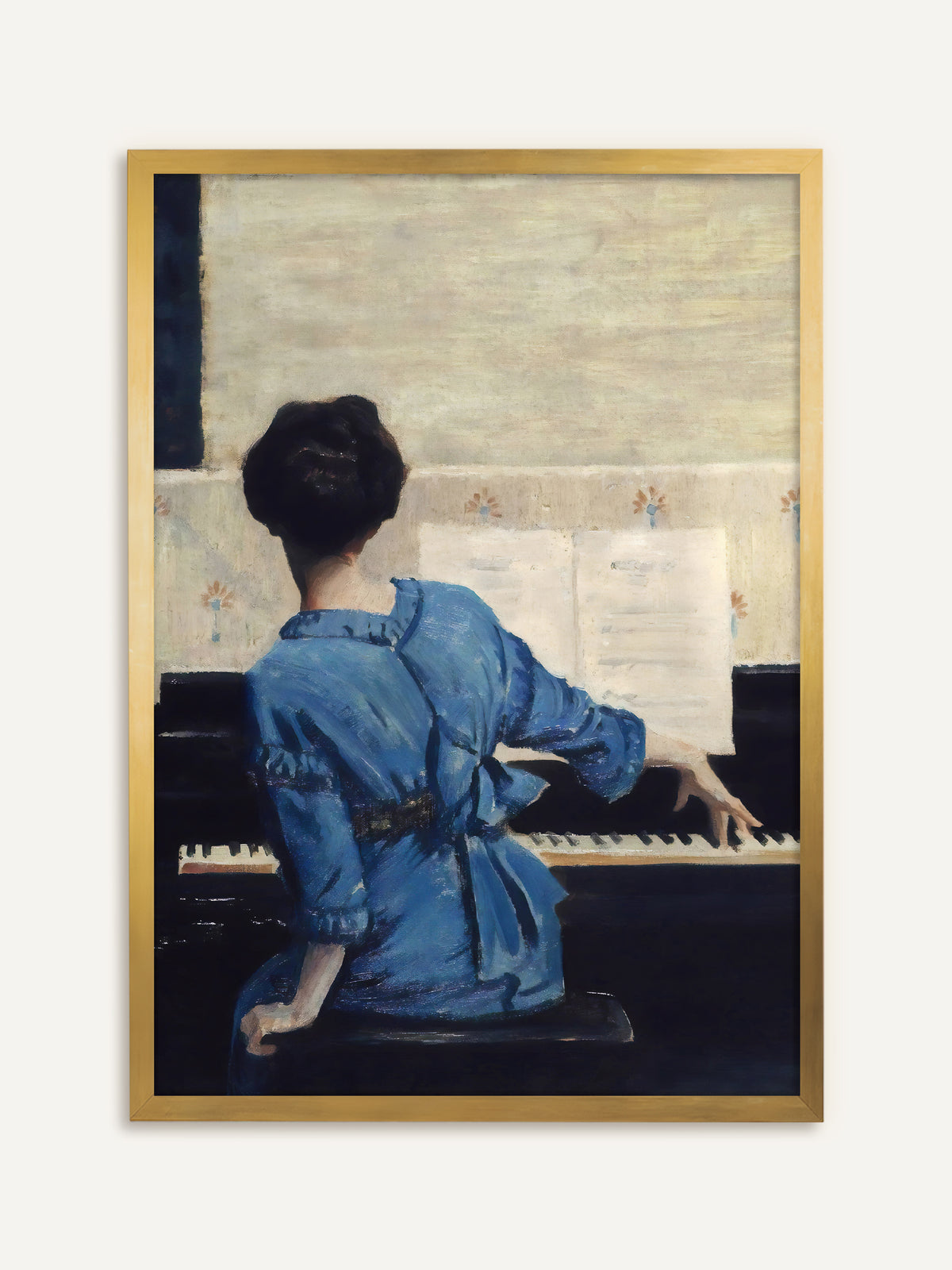 Wandbild, das eine Frau mit dunklem Haarknoten in einem blauen Kleid mit Schleife von hinten zeigt, die an einem schwarzen Klavier vor aufgeschlagenen Noten spielt. Im goldenen Rahmen wird die Musikszene zum eleganten, antik wirkenden Blickfang. #Rahmen_Gold
