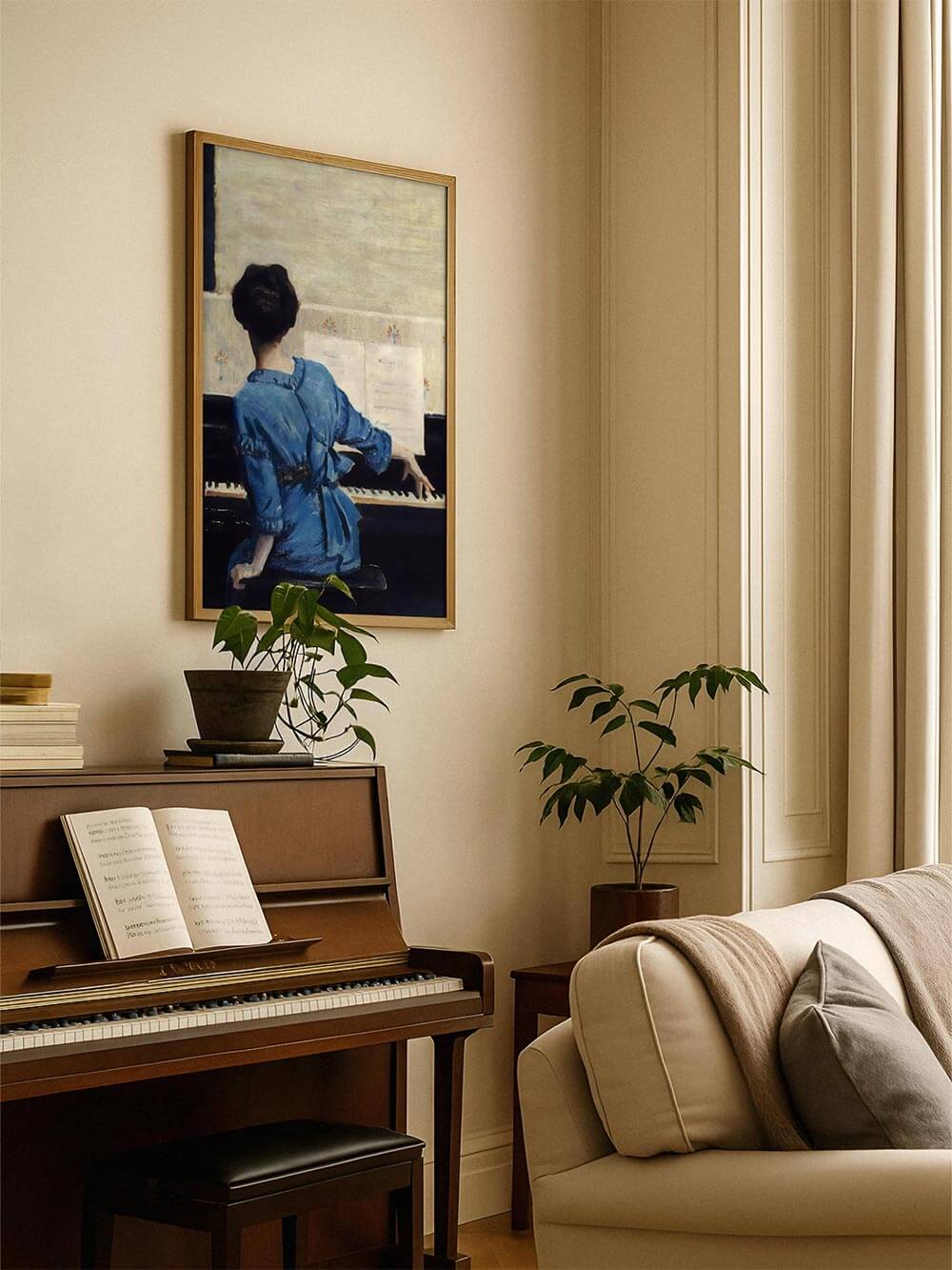 Kunstdruck einer Frau am Klavier über einem echten Piano im warmen, eleganten Wohnzimmer. Stilvolle Wandkunst für Musikliebhaber, perfekt für Räume mit klassischem oder minimalistischen Design.