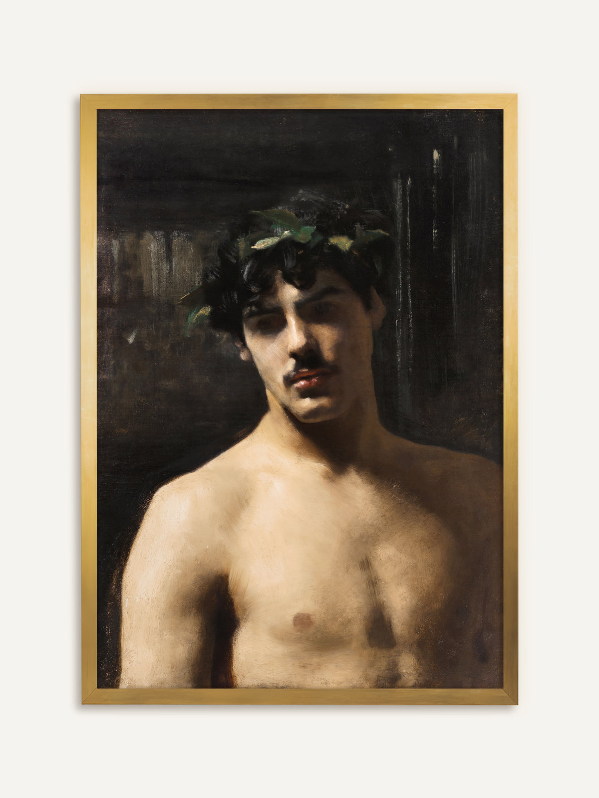Wandbild, das einen jungen Mann mit nacktem Oberkörper zeigt, der einen Lorbeerkranz in den dunklen Locken trägt und vor fast schwarzem Hintergrund steht. Im goldenen Rahmen passt das Porträt in ein Dark-Academia-Interieur mit alten Büchern und Samt. #Rahmen_Gold