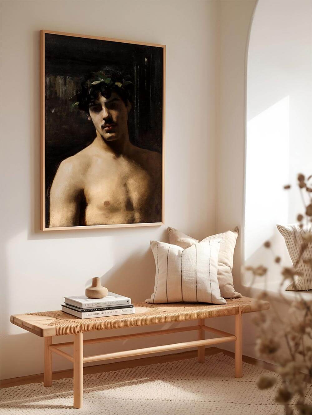 Ein stilvoller Kunstdruck eines jungen Mannes mit Lorbeerkranz, elegant in einem modernen Flur inszeniert. Die Kombination aus klassischer Malerei und minimalistischer Einrichtung sorgt für eine kunstvolle, zeitlose Ästhetik.