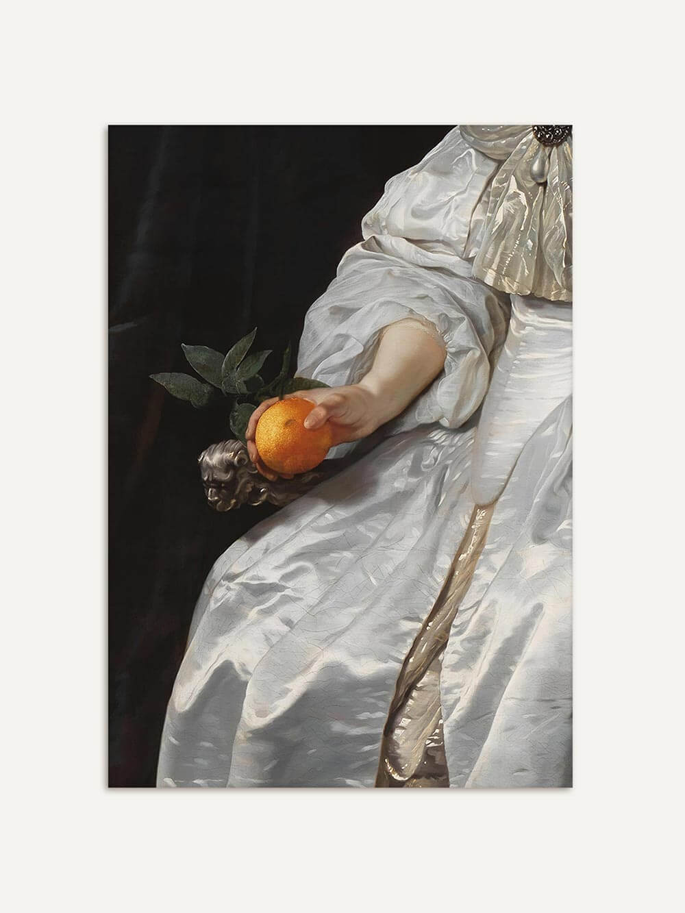 Detailreiches Barockgemälde einer edlen Hand in weißem Seidenkleid, die eine leuchtend orangefarbene Frucht hält. Der dunkle Hintergrund hebt die feine Stoffstruktur und den warmen Glanz der Orange hervor. Eleganter Kunstdruck für klassische und moderne Interieurs.