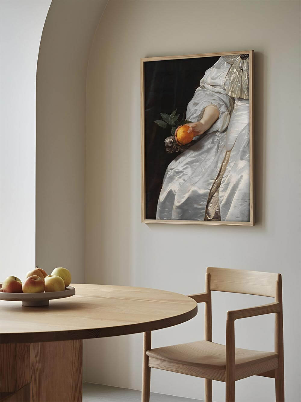 Stilvolles Barockgemälde als Wandkunst im Esszimmer. Die kunstvoll gemalte Hand mit einer Orange harmoniert mit der minimalistischen Einrichtung und verleiht dem Raum eine klassische, raffinierte Ästhetik.