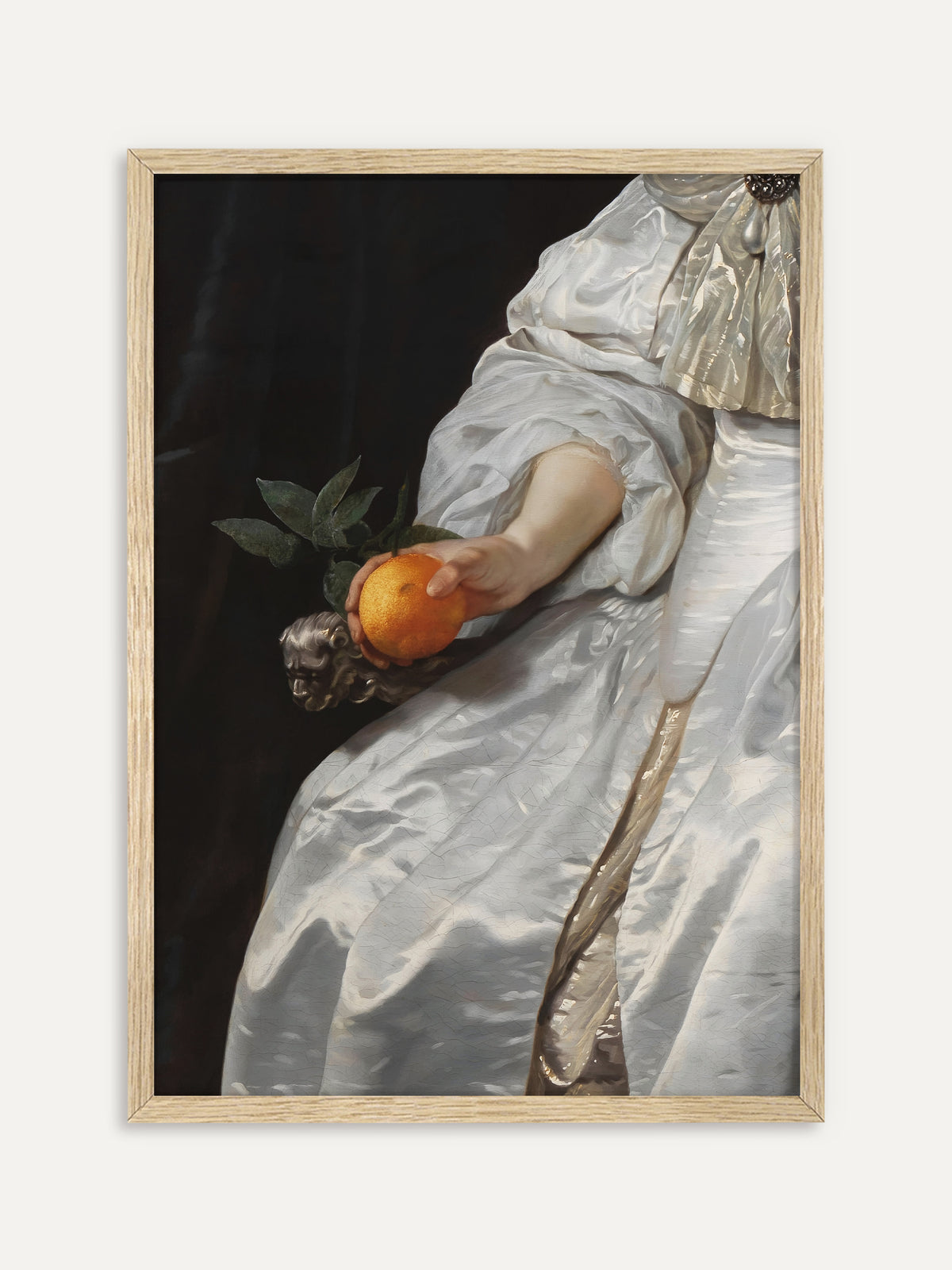 Kunstdruck, der die Hand einer Frau in schimmerndem weißem Seidenkleid zeigt, die vor dunklem Hintergrund eine Orange mit grünen Blättern über einer silbernen Armlehne hält, an der Schulter eine Brosche mit Perlentropfen. Im Rahmen aus hellem Holz wirkt das barocke Detail frisch und ruhig. #Rahmen_Helles Holz