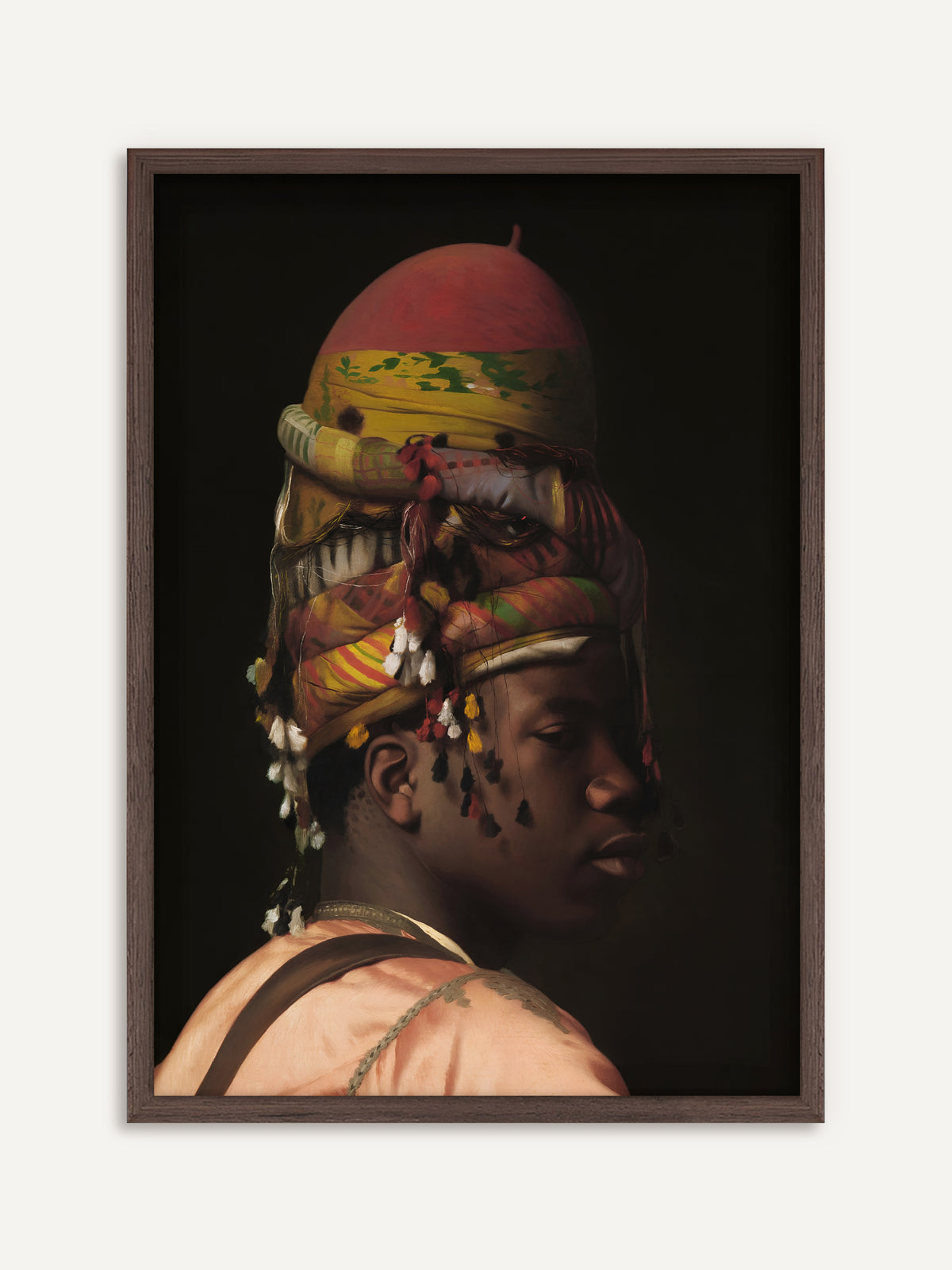 Poster, das einen jungen Mann mit hoch geschichtetem, farbenfrohem Turban mit roter Kappe und bunten Quasten zeigt, der in einem lachsrosa Seidengewand vor dunklem Hintergrund den Blick zur Seite senkt. Der Rahmen aus dunklem Holz gibt dem Bild eine moody Tiefe. #Rahmen_Dunkles Holz