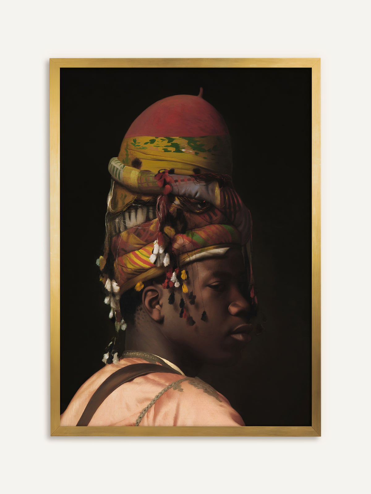 Wandbild, das einen jungen Mann mit hoch geschichtetem, farbenfrohem Turban mit roter Kappe und bunten Quasten zeigt, der in einem lachsrosa Seidengewand vor dunklem Hintergrund den Blick zur Seite senkt. Im goldenen Rahmen nimmt das Bild die Gelb- und Ockertöne des Turbans auf und wirkt antik. #Rahmen_Gold