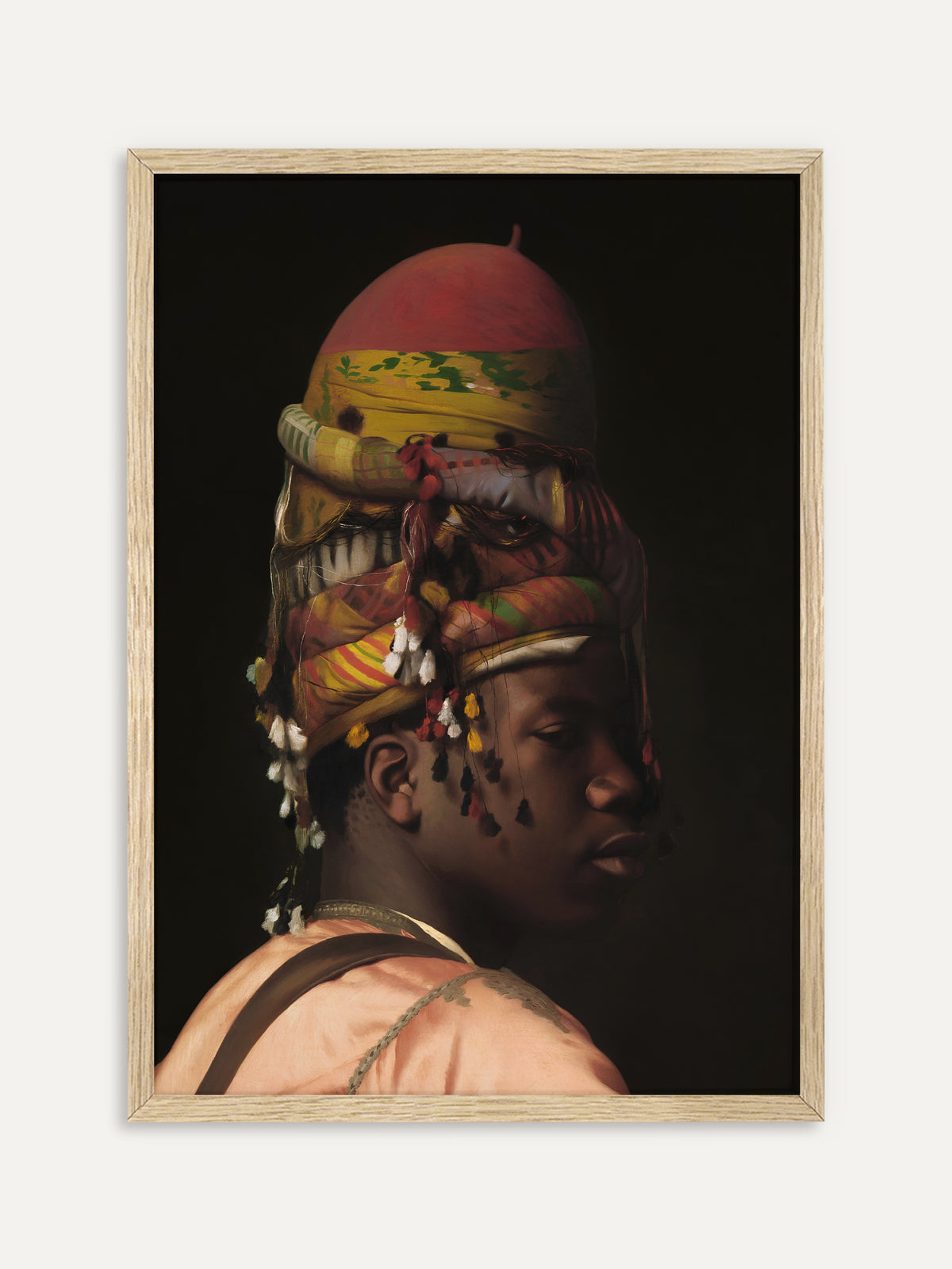 Kunstdruck, der einen jungen Mann mit hoch geschichtetem, farbenfrohem Turban mit roter Kappe und bunten Quasten zeigt, der in einem lachsrosa Seidengewand vor dunklem Hintergrund den Blick zur Seite senkt. Im Rahmen aus hellem Holz wirkt das Vintage-Porträt warm und hell. #Rahmen_Helles Holz