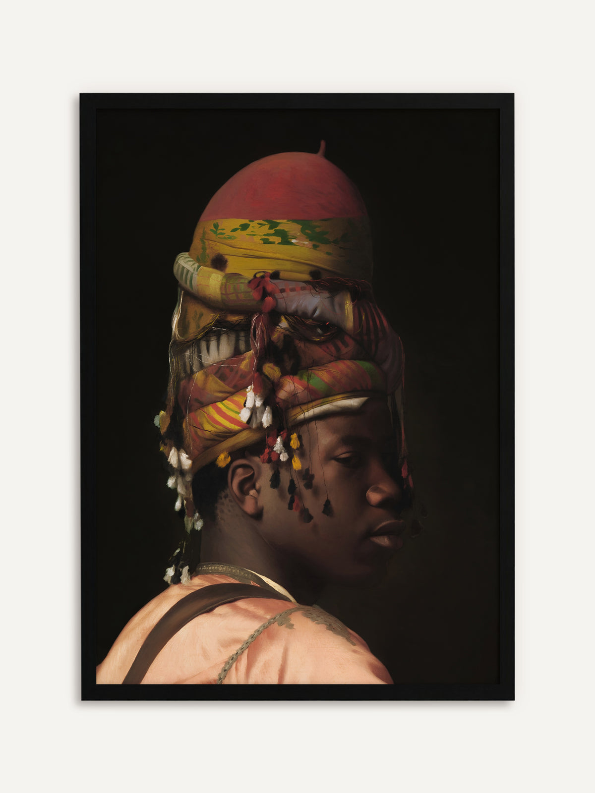 Gerahmtes Poster, das einen jungen Mann mit hoch geschichtetem, farbenfrohem Turban mit roter Kappe und bunten Quasten zeigt, der in einem lachsrosa Seidengewand vor dunklem Hintergrund den Blick zur Seite senkt. Mit schwarzem Rahmen treten die kräftigen Farben klar hervor, und das Vintage-Motiv wirkt modern. #Rahmen_Schwarz