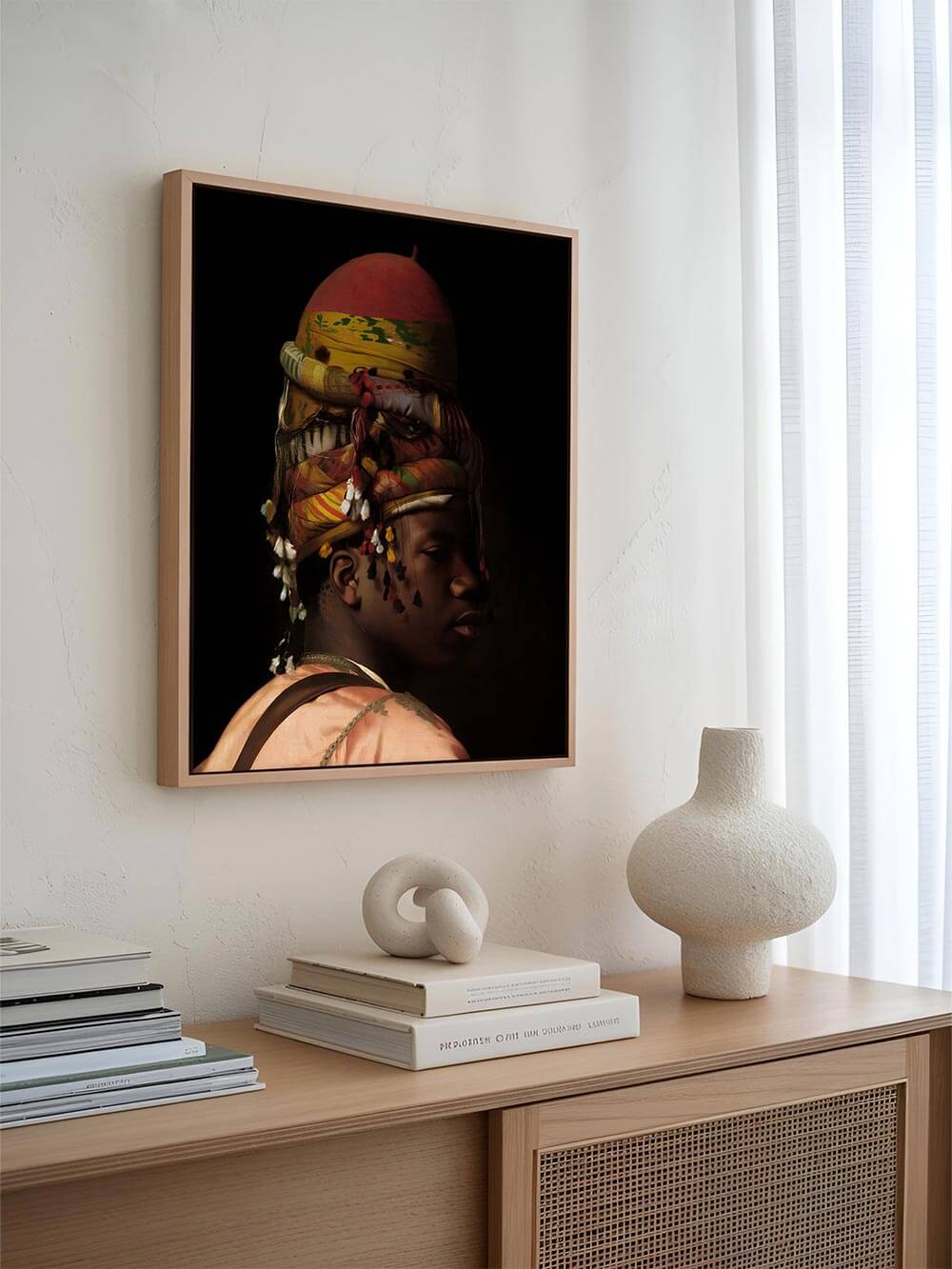 Eleganter Kunstdruck mit Porträt eines Mannes in traditionellem Kopfschmuck, eingerahmt in Holz und präsentiert über einem minimalistischen Sideboard mit modernen Deko-Elementen.