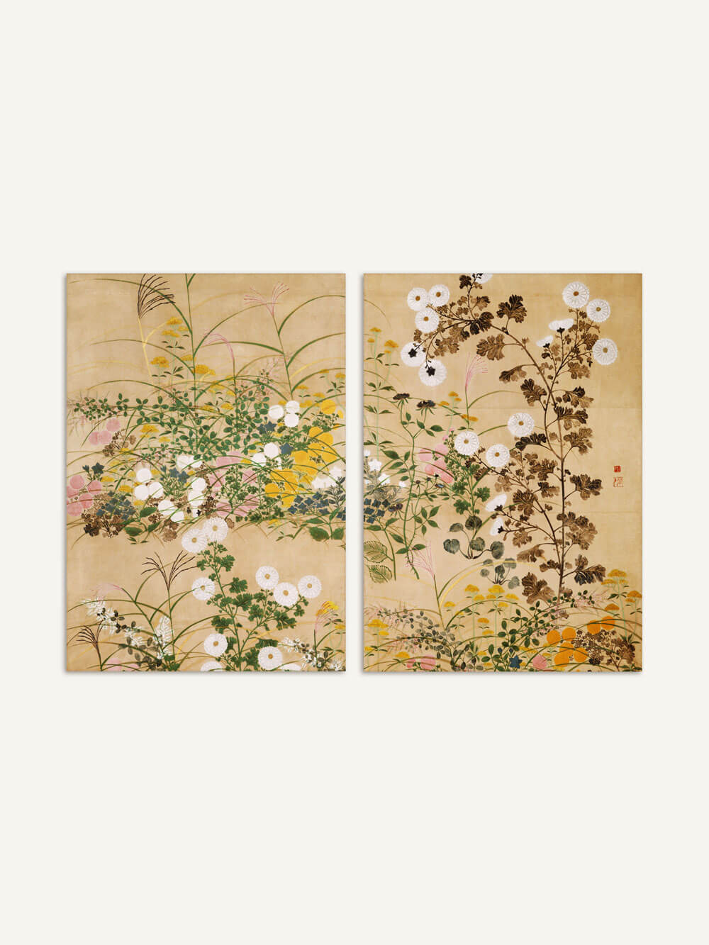 Zweier-Set Chinoiserie-Kunstdrucke im traditionellen Stil der Edo-Zeit, die herbstliche Blumen wie weiße Chrysanthemen, Pampasgras und bunte Blätter auf einem gold-beigen Hintergrund zeigen. Die linke Tafel zeigt dichtes Blattwerk mit kleinen Blüten, während die rechte Tafel höhere Chrysanthemen mit markanten weißen Blüten darstellt.