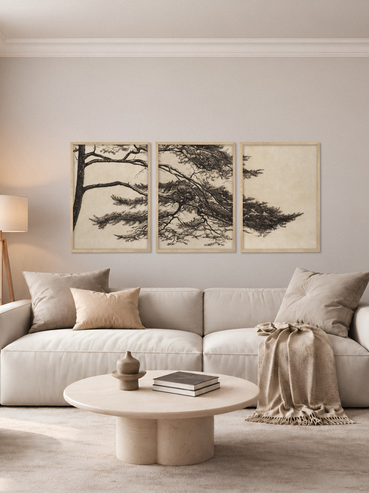 3-teiliges Japandi Bilderset mit Kieferndarstellung über beigem Sofa mit weichen Kissen. Dezente Naturfarben und organische Linien schaffen ein warmes, minimalistisches Ambiente im Wohnzimmer.