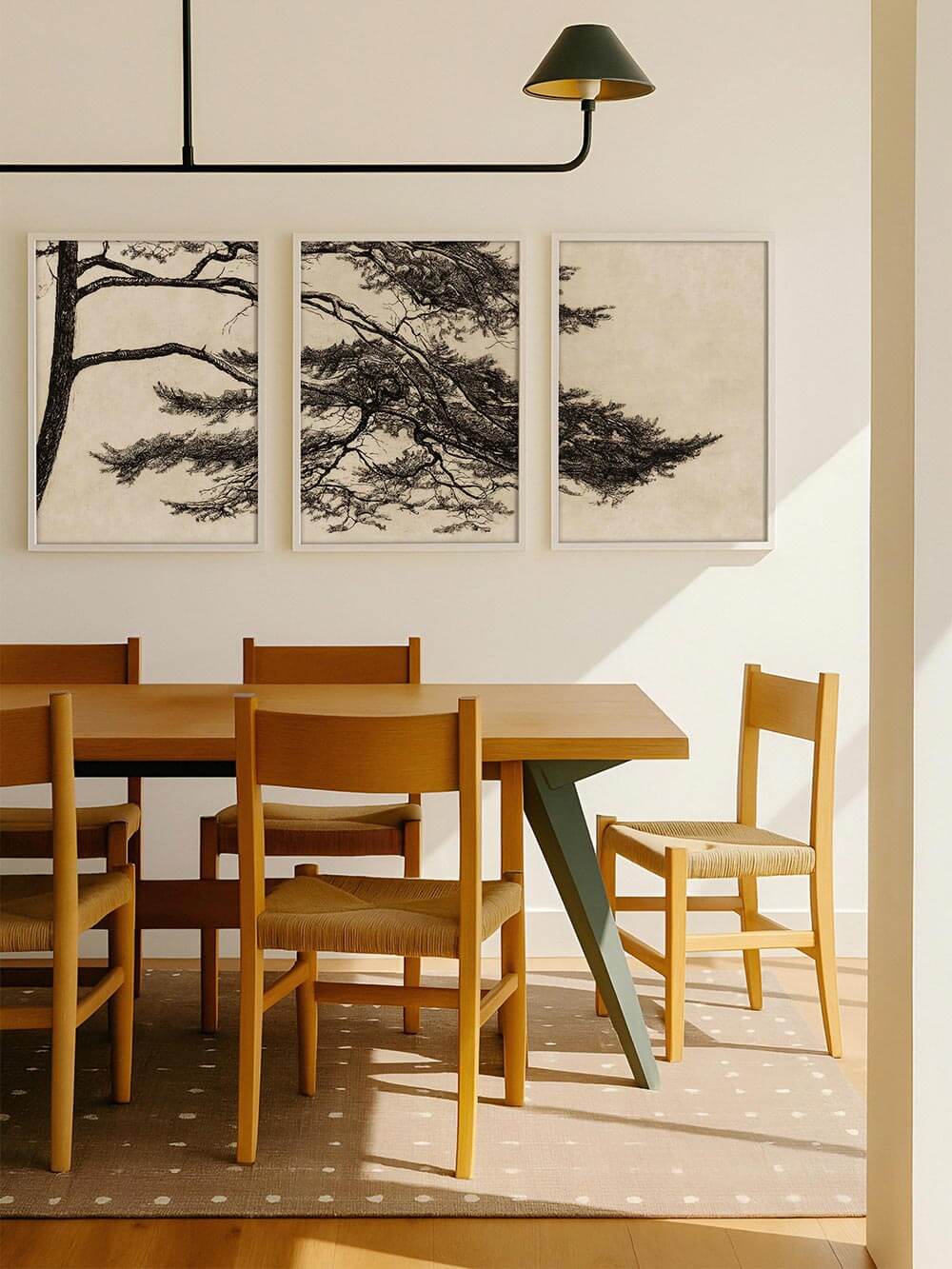 Dreiteiliges Kiefer-Wandbild über modernem Holztisch mit Stühlen in hellem Holz. Die natürliche Farbpalette und minimalistische Formensprache fügen sich harmonisch in Wabi-Sabi-Interieurs ein.