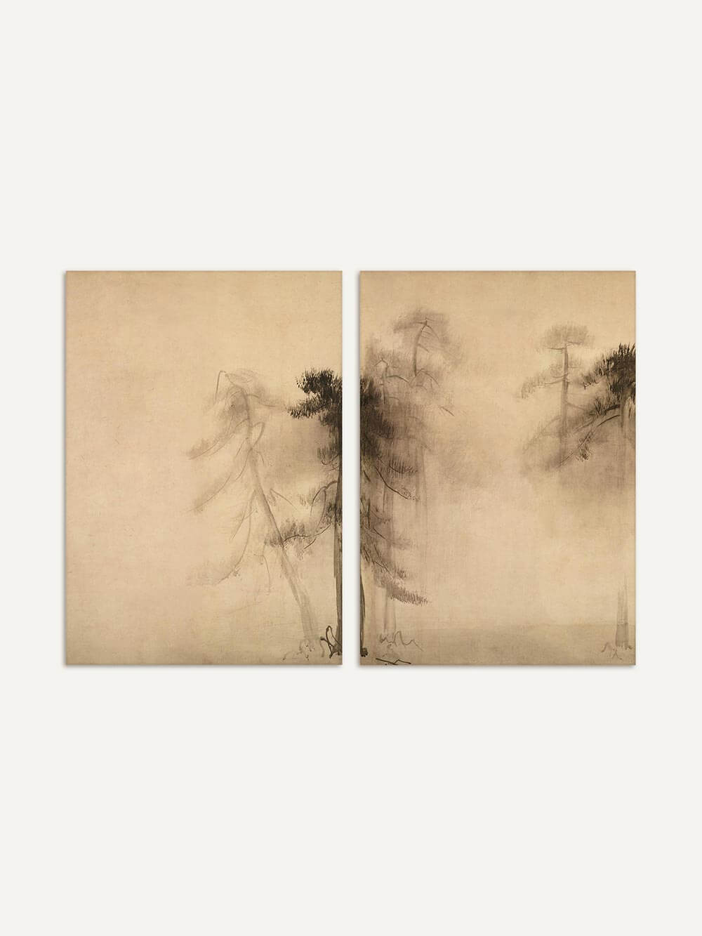 Minimalistisches Wabi-Sabi-Diptychon mit Pinienbäumen in nebliger Landschaft. Die sanften Pinselstriche und die gedeckten Beigetöne verleihen dem Kunstdruck eine ruhige, meditative Ästhetik. Perfekte Wandkunst für ein harmonisches und zeitloses Ambiente.