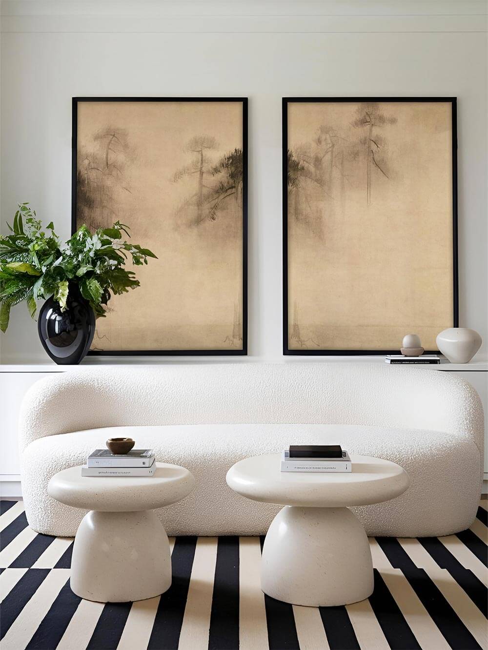 Kunstdruck-Set in stilvollem Wohnzimmer – Zwei großformatige Kiefern-Zeichnungen im Wabi-Sabi-Stil hängen über einem modernen, weißen Sofa. Die schwarzen Rahmen setzen einen eleganten Kontrast und unterstreichen die minimalistische Ästhetik der Kunstwerke.