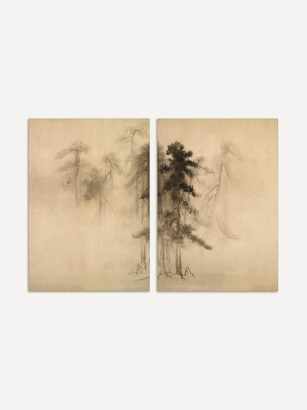Minimalistisches Diptychon mit Kiefern in sanften Sepia-Tönen. Japanisch inspirierte Tuschzeichnung mit eleganter Linienführung und meditativer Atmosphäre. Perfekt für Wabi-Sabi-Ästhetik und moderne Wohnräume.