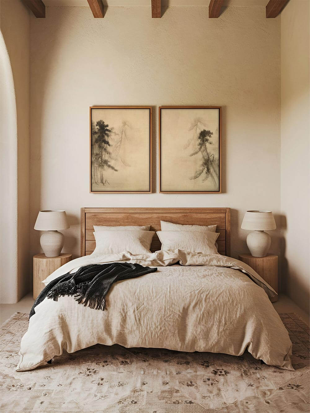 Wabi-Sabi-Kunstdruck mit filigranen Kiefern, eingerahmt über einem natürlichen Holzbett. Die gedeckten Beigetöne und die minimalistische Ästhetik schaffen eine ruhige, harmonische Raumwirkung.