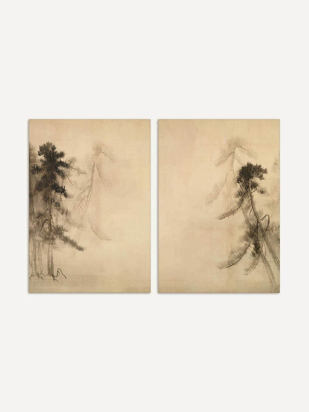 Minimalistisches Diptychon mit Kiefern in sanften Sepia-Tönen. Japanisch inspirierte Tuschzeichnung mit eleganter Linienführung und meditativer Atmosphäre. Perfekt für Wabi-Sabi-Ästhetik und moderne Wohnräume.
