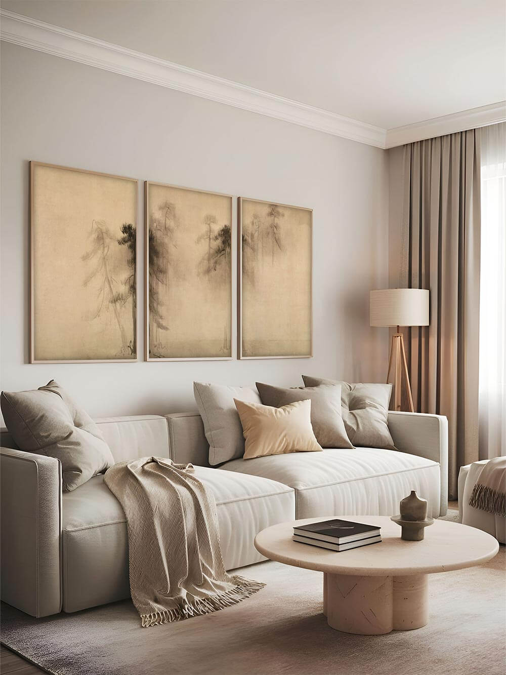 Wabi-Sabi-Kiefern-Triptychon im Wohnzimmer – Drei minimalistische Kunstdrucke mit feinen Kiefernzeichnungen in erdigen Sepiatönen über einer modernen, hellen Sofalandschaft. Natürliche Ästhetik trifft auf ruhige Eleganz.
