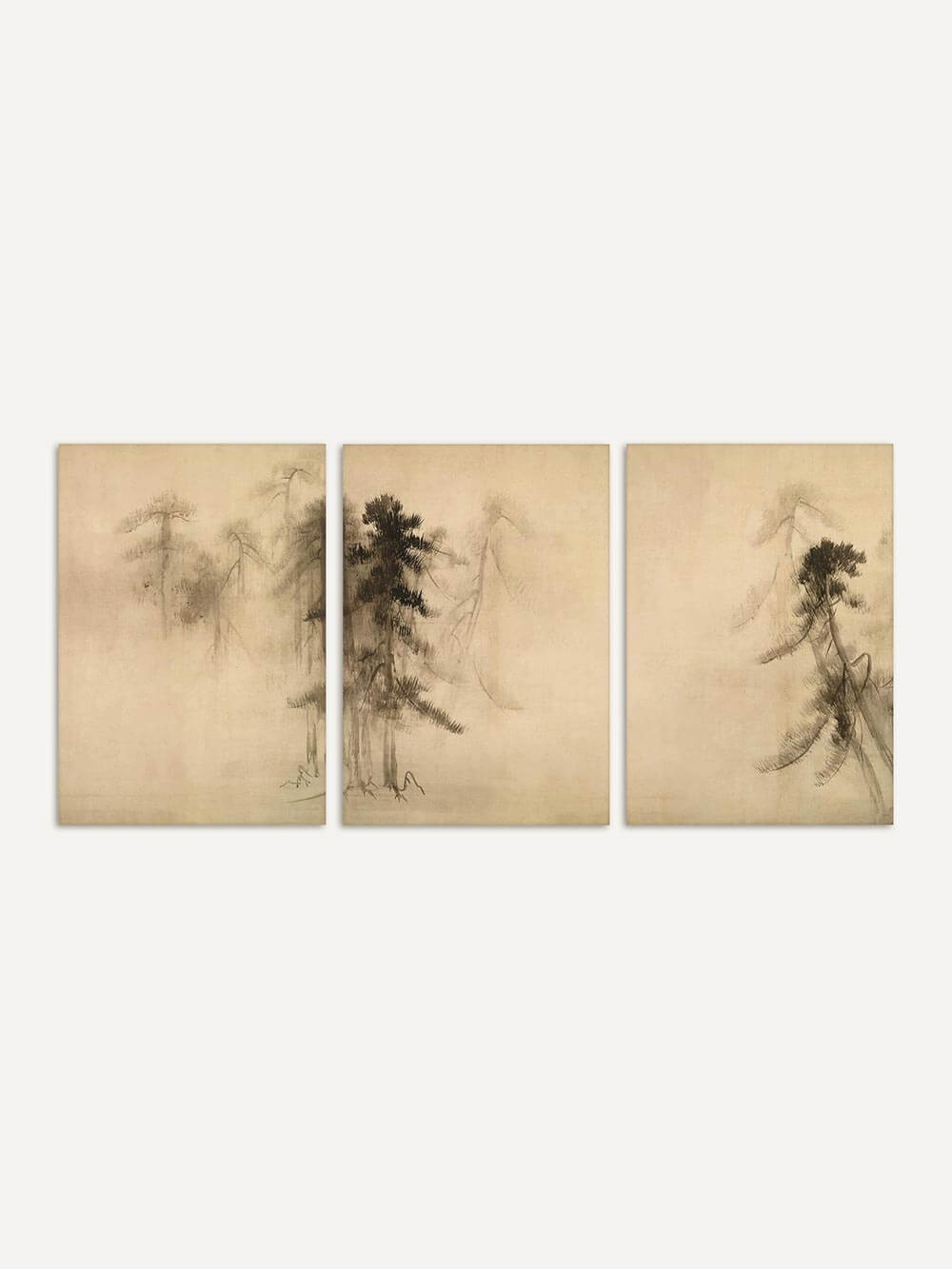 Sanfte Wabi-Sabi-Kunst: Dreiteiliges Bilderset mit minimalistischer Kiefernzeichnung in Nebellandschaft. Dezente Erdtöne und feine Tuschestriche erzeugen eine ruhige, meditative Atmosphäre. Perfekt für moderne, natürliche Wohnräume.