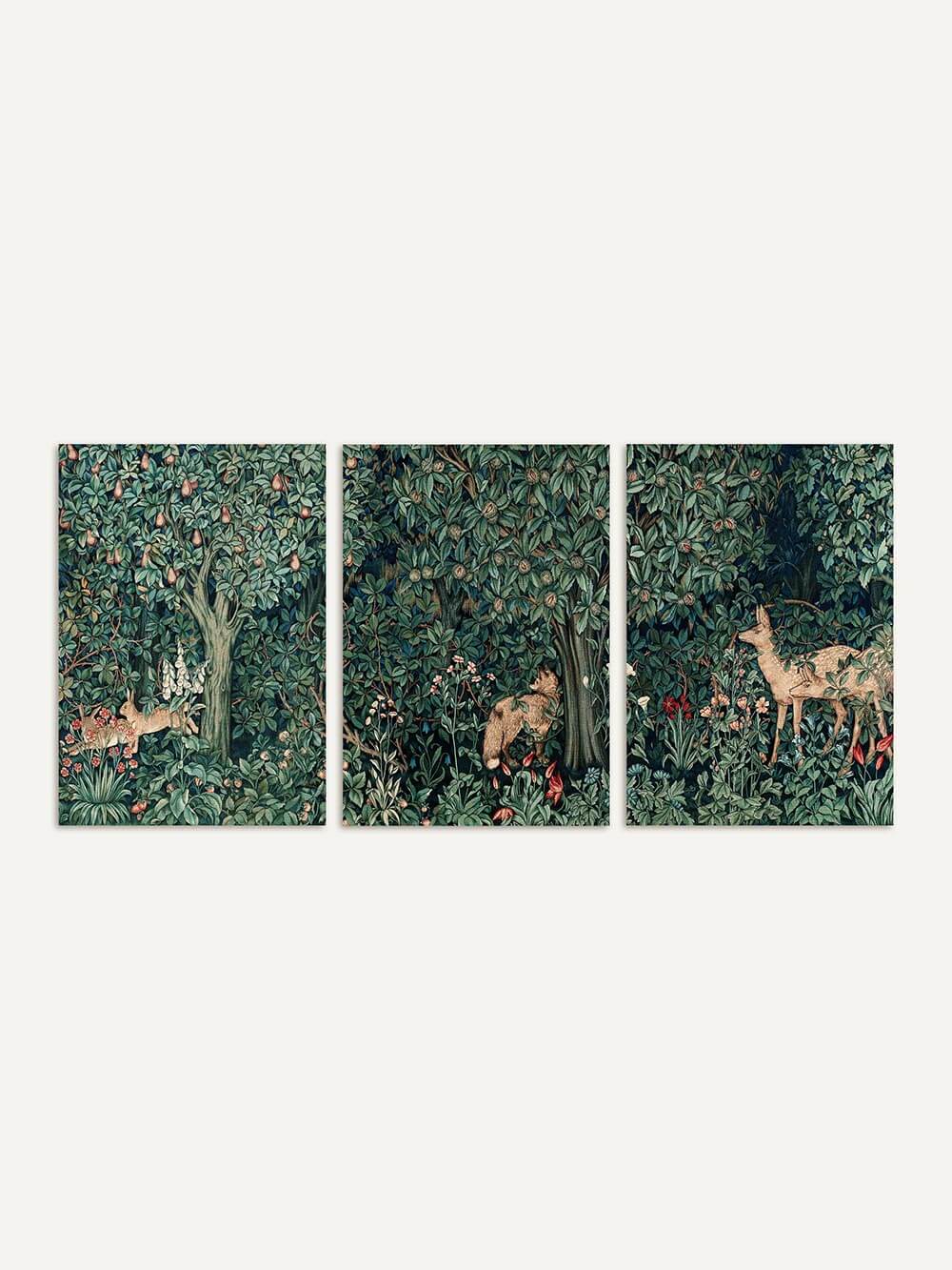 Illustratives 3er-Kunstdruck-Set im William-Morris-Stil mit Fuchs, Hase und Reh in üppiger Blätter- und Blumenlandschaft. Harmonische Grüntöne und florale Details prägen das mittelalterlich inspirierte Design.