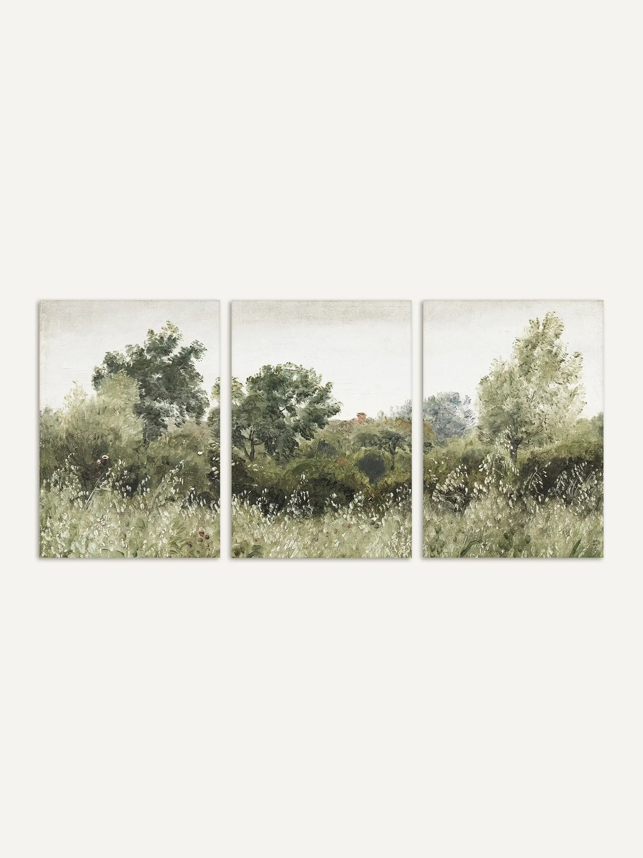 Dreiteiliges Landschafts-Poster mit locker gemalter Wiese, Büschen und Bäumen in zarten Grün- und Grautönen vor hellem Hintergrund. Das harmonische Wandbild-Set erinnert an impressionistische Naturmalerei und eignet sich als zeitloses Triptychon.