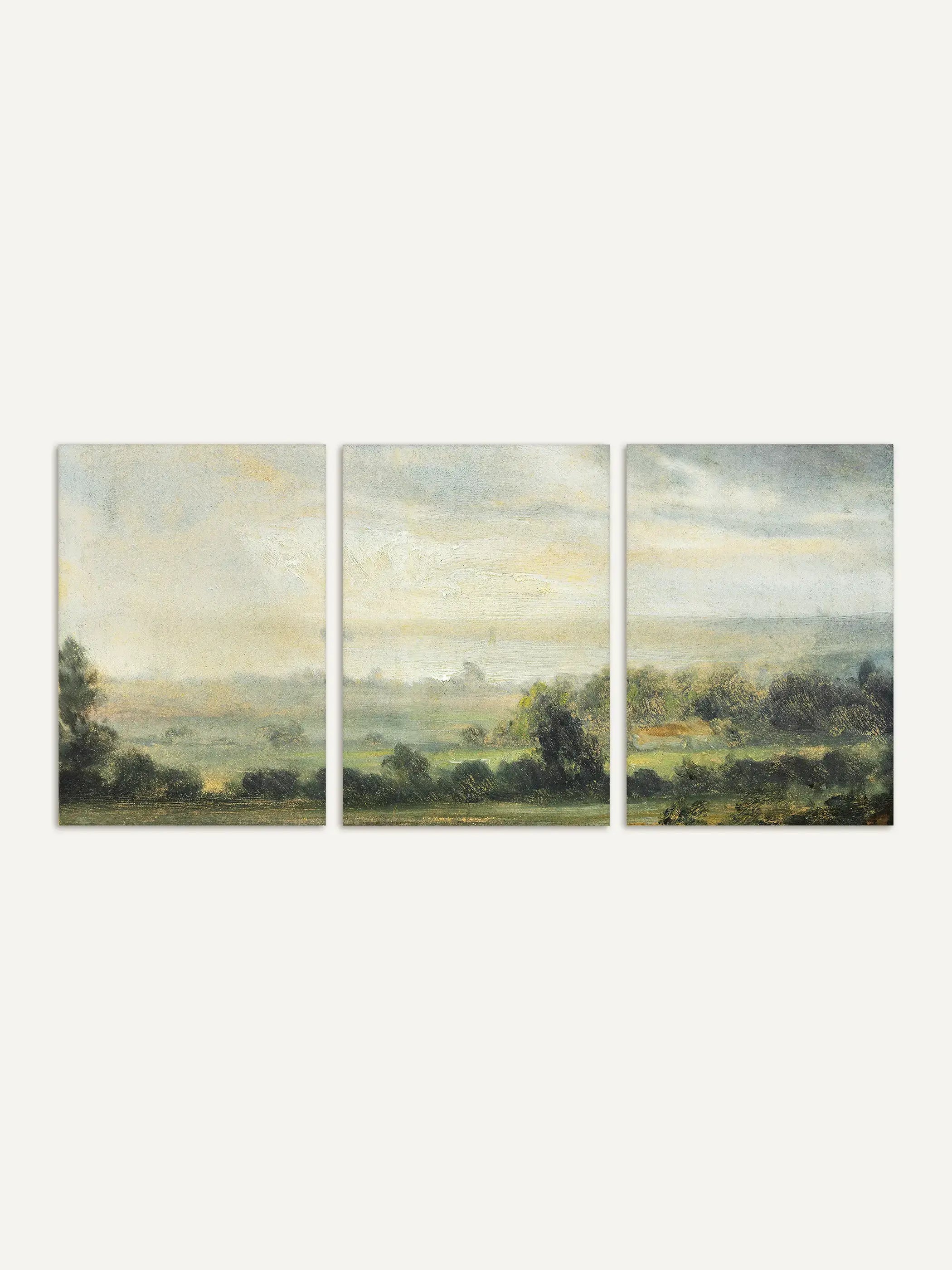 Dreiteiliges Landschafts-Wandbild mit weicher, nebliger Hügellandschaft in gedeckten Grün-, Beige- und Grautönen vor hellem Hintergrund. Das harmonische Triptychon im impressionistischen Stil wirkt ruhig und zeitlos als Kunstdruck Set.