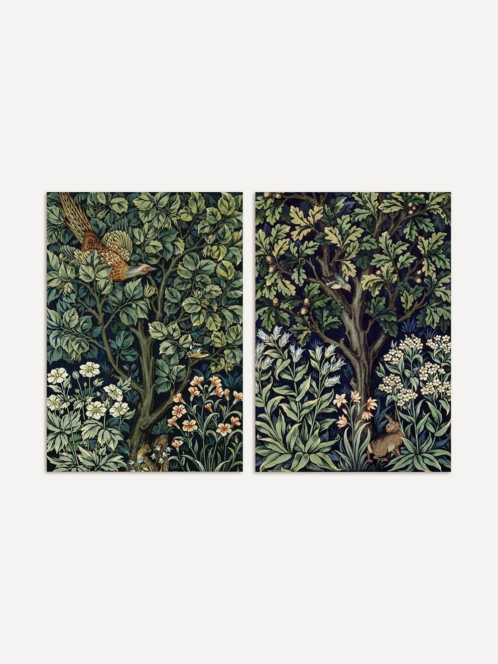 Vintage-inspiriertes Poster-Duo nach William Morris mit illustrativen Waldelementen: links ein Vogel im Geäst, rechts ein Hase unter Eichenlaub – dekorative Wandkunst in harmonischer Grün-Blau-Palette.