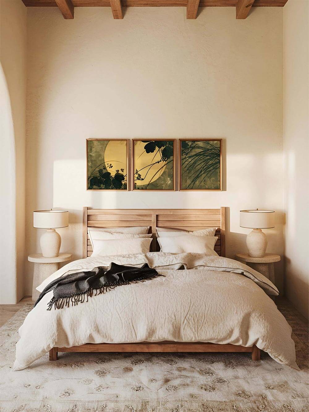 Wabi-Sabi-Triptychon über Bett mit Leinenbettwäsche in Naturtönen. Die warmen Goldflächen und organischen Linien schaffen eine ruhige, erdverbundene Atmosphäre im minimalistischen Schlafzimmerstil.