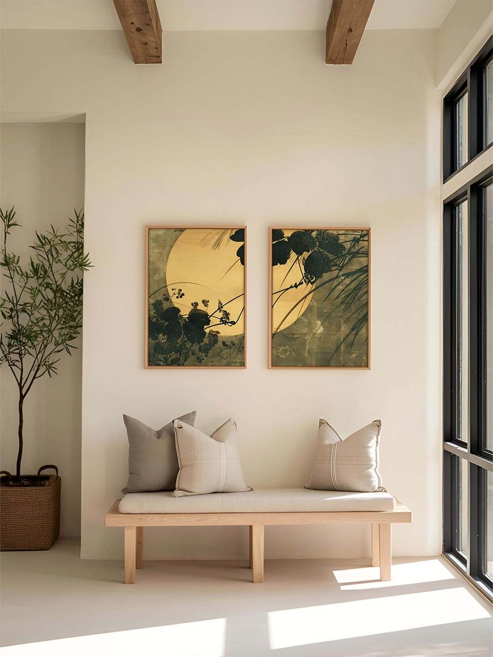 Wabi-Sabi-Kunstdruck-Set mit goldgelbem Mondmotiv über heller Sitzbank mit neutralen Kissen. Das Diptychon verbindet Natur, Minimalismus und japanische Ästhetik zu einer harmonischen Wanddekoration für ruhige Wohnräume.
