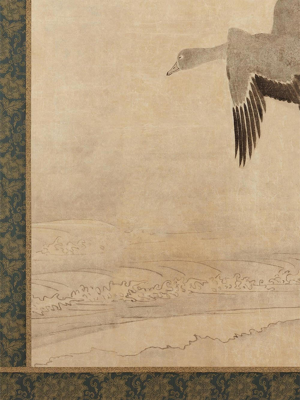 Detail des linken Kunstdrucks mit einer fliegenden Gans über angedeuteter Landschaft. Die Struktur des gealterten Papiers und der florale Rahmen sind gut sichtbar.