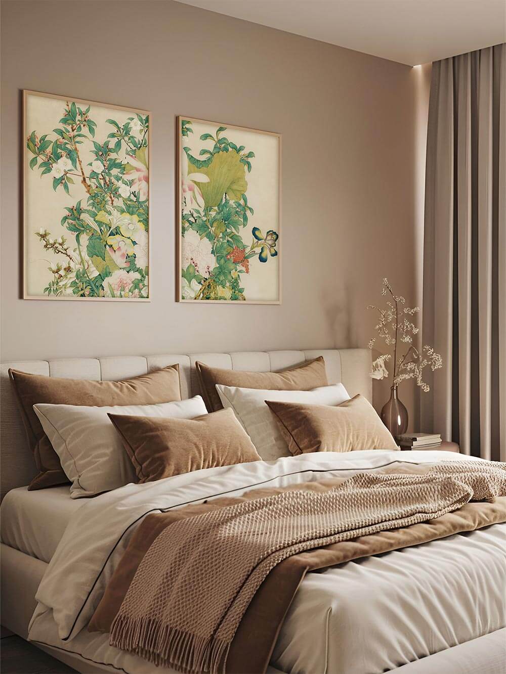 Das grüne Chinoiserie-Duo mit Lotusblättern, Vögeln und Blüten schmückt das Schlafzimmer über einem Bett in warmen Naturtönen.