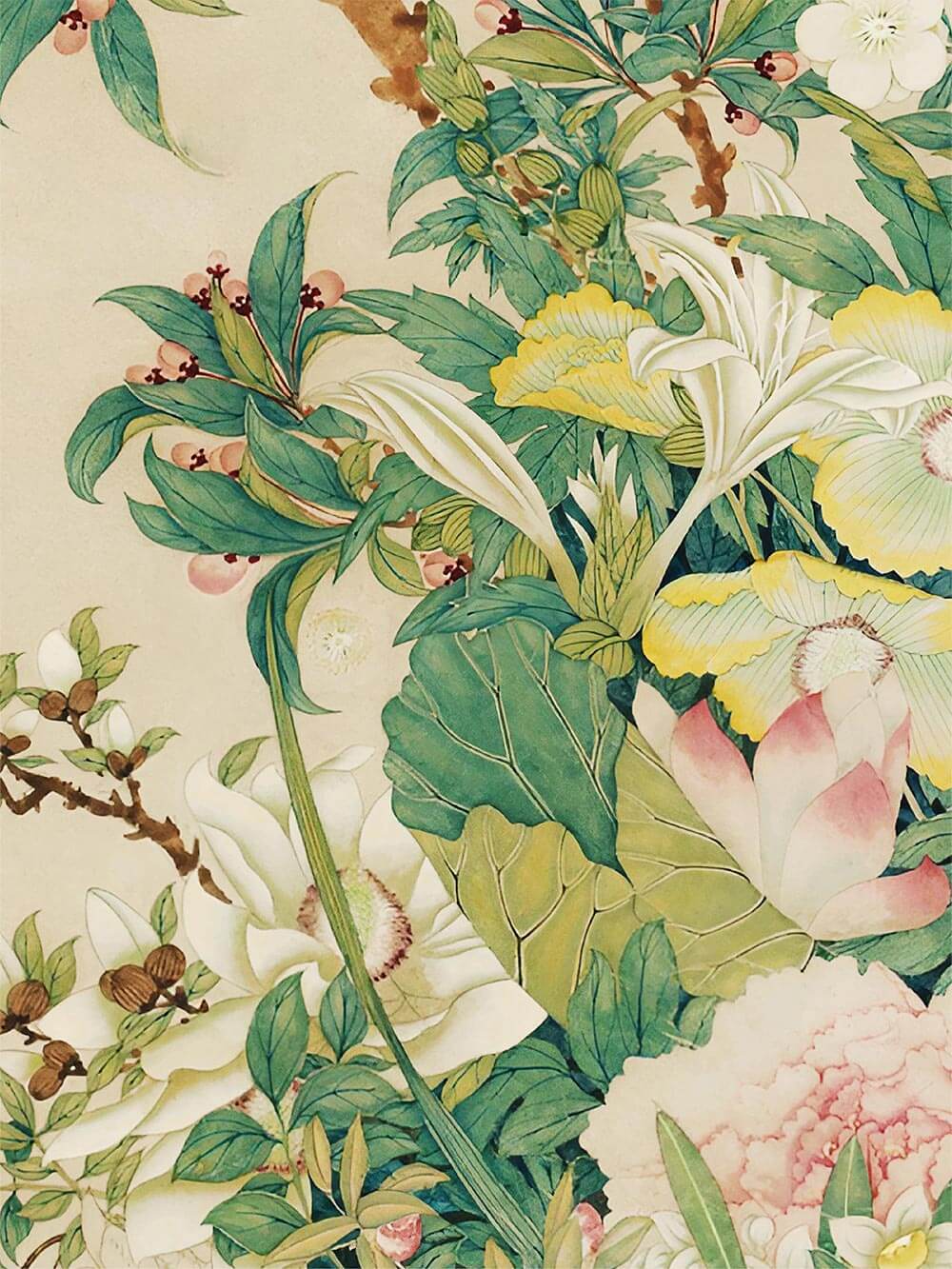 Zart kolorierte Blätter und gelbe Blüten mit feinen Linien auf hellem Grund. Die Illustration zeigt florale Vielfalt im Stil klassischer Chinoiserien.