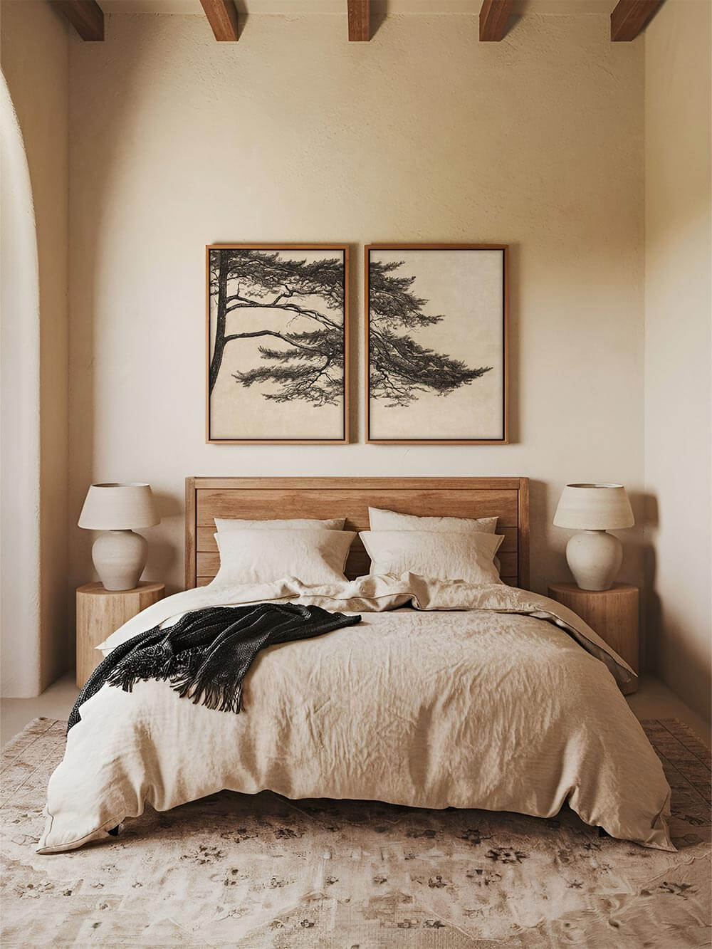 Das Diptychon mit Pinienmotiven hängt über einem neutralen Bett und verleiht dem Schlafzimmer eine ruhige, erdverbundene Atmosphäre.