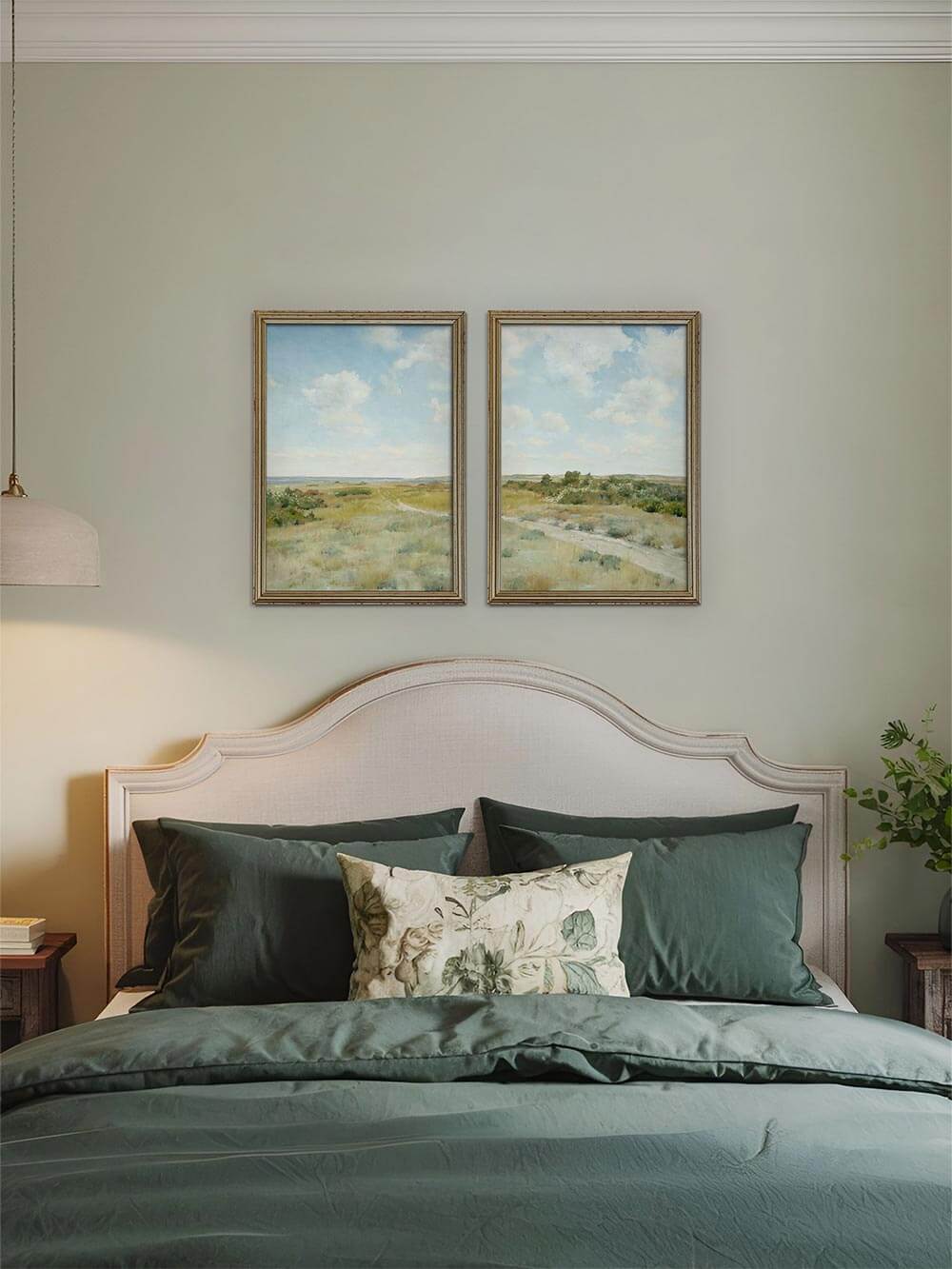 Landschafts-Diptychon über Bett mit grüner Bettwäsche und floralem Kissen. Die sanfte Farbpalette und natürliche Stimmung schaffen eine beruhigende Atmosphäre im Schlafzimmer im Cottage-Stil.