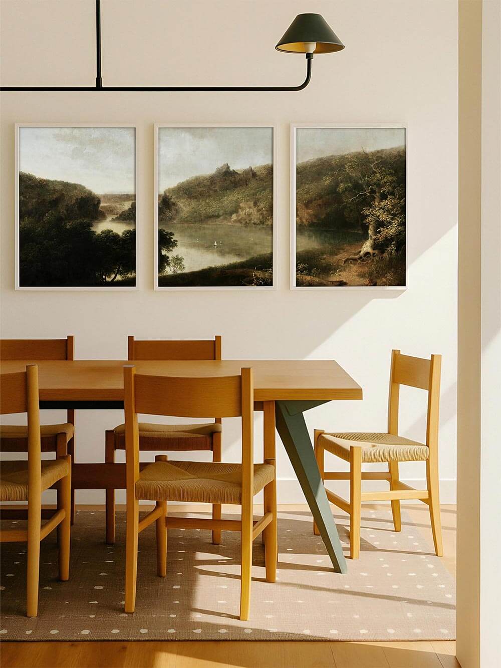 Moody Landschafts-Triptychon als Galerie-Wand im Esszimmer über einem Holztisch, die drei Wandbilder verbinden Naturmotiv und warme Farben und fügen sich harmonisch in ein modernes, ruhiges Wohnkonzept ein.