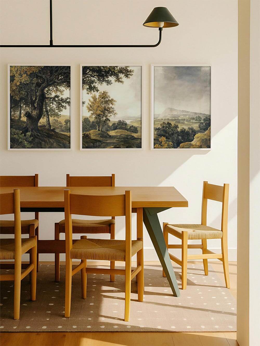 Großes Landschafts-Triptychon als Wandbild im Esszimmer über einem Holztisch, das mit sanften Naturmotiven und zeitloser Farbpalette einen warmen, ausgewogenen Akzent setzt und den Raum stilvoll strukturiert.