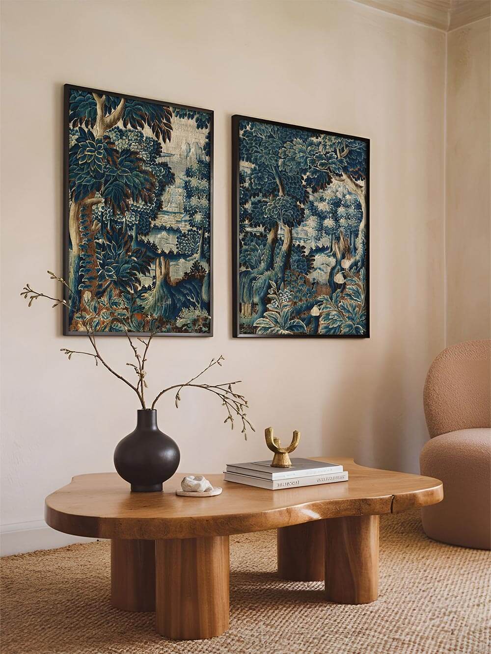 Verdure-Bilderset in dunklem Rahmen über einem niedrigen Holztisch inszeniert, ergänzt durch natürliche Dekoration. Die tiefen Farben und das historische Motiv verleihen dem Raum Tiefe und machen das Poster zur eleganten Galerie-Wand.