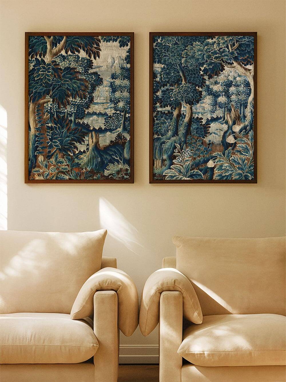 Zweiteiliges Landschafts-Wandbild über zwei hellen Sesseln arrangiert, wobei das textile Waldmotiv einen ruhigen Kontrast zur minimalistischen Einrichtung bildet. Ideal als Wandbild für Wohnzimmer mit klassischer oder moderner Ästhetik.