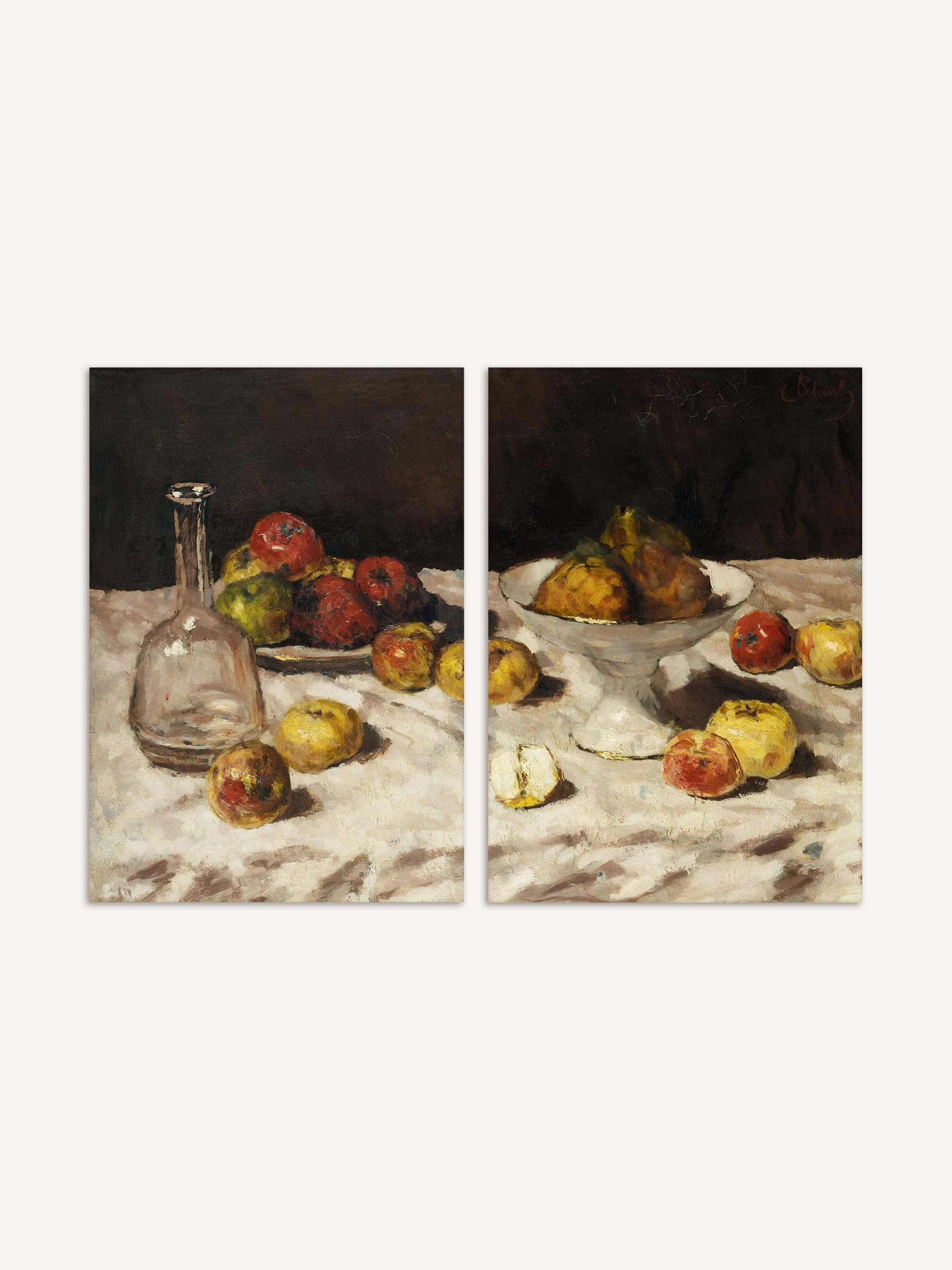 Zweiteiliges Stillleben Wandbild mit Obst, Glasflasche und Schale auf hellem Tuch vor dunklem Hintergrund. Die warme Farbpalette und der klassische Stil machen das Kunstdruck Set zu einer zeitlosen Wanddekoration.