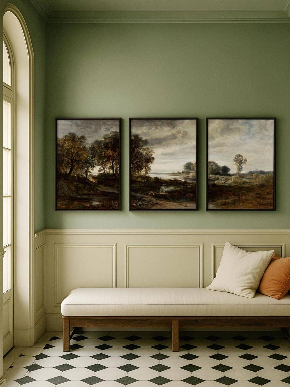 Galerie-Wand mit drei Landschafts-Kunstdrucken in einem hellen Flur mit grüner Wandfarbe und klassischen Paneelen. Das Triptychon wirkt elegant und ruhig und eignet sich ideal als Wandbild-Set für Eingangsbereiche oder lange Wandflächen.