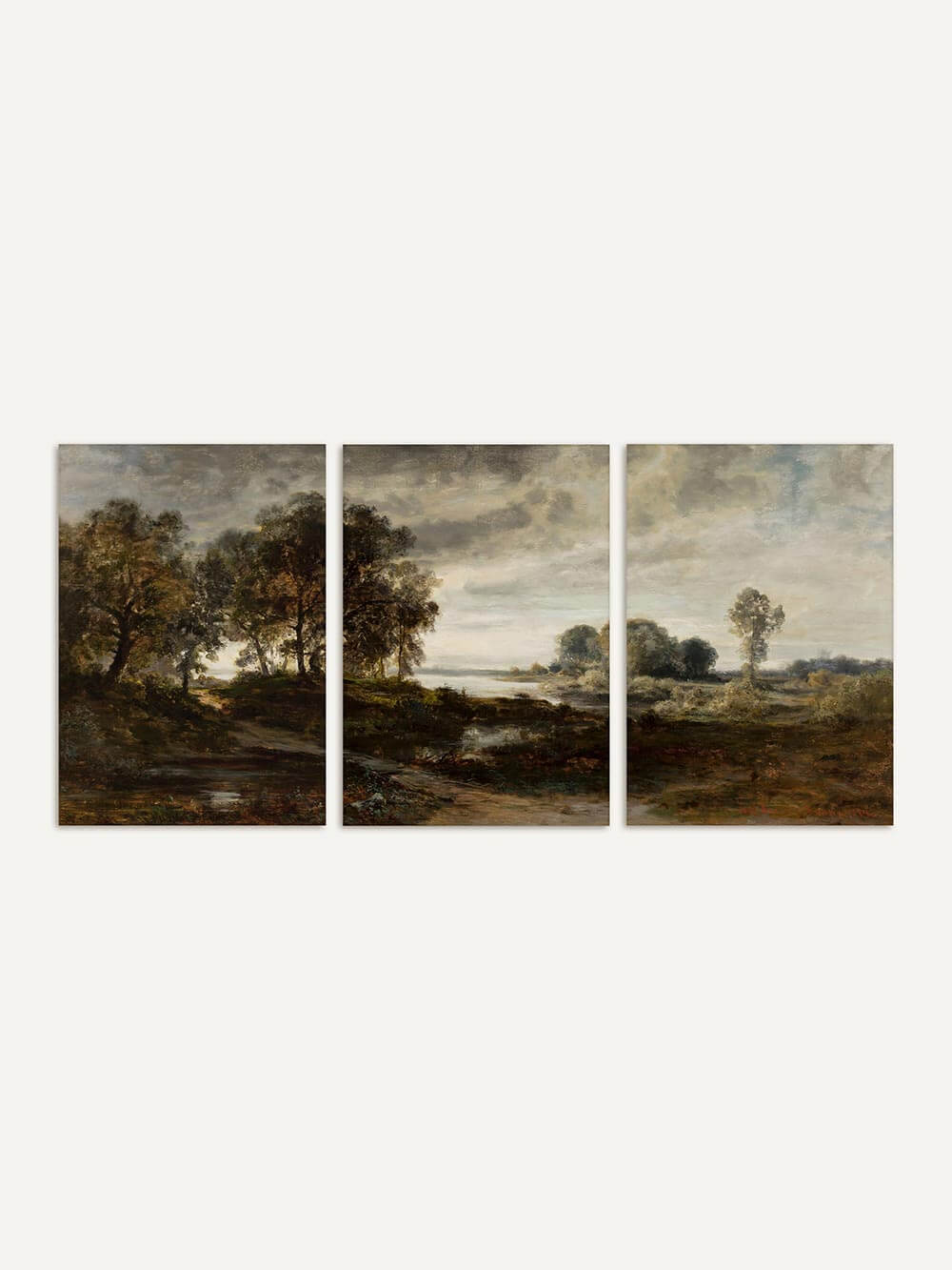 Dreiteiliges Landschafts-Triptychon mit dunklem Waldweg, fließendem Wasser und dramatischem Himmel in erdigen Grün- und Brauntönen. Das stimmungsvolle Wandbild wirkt ruhig und tiefgründig und eignet sich als Kunstdruck-Set für moody Interiors, Galerie-Wände und klassische Wohnräume.