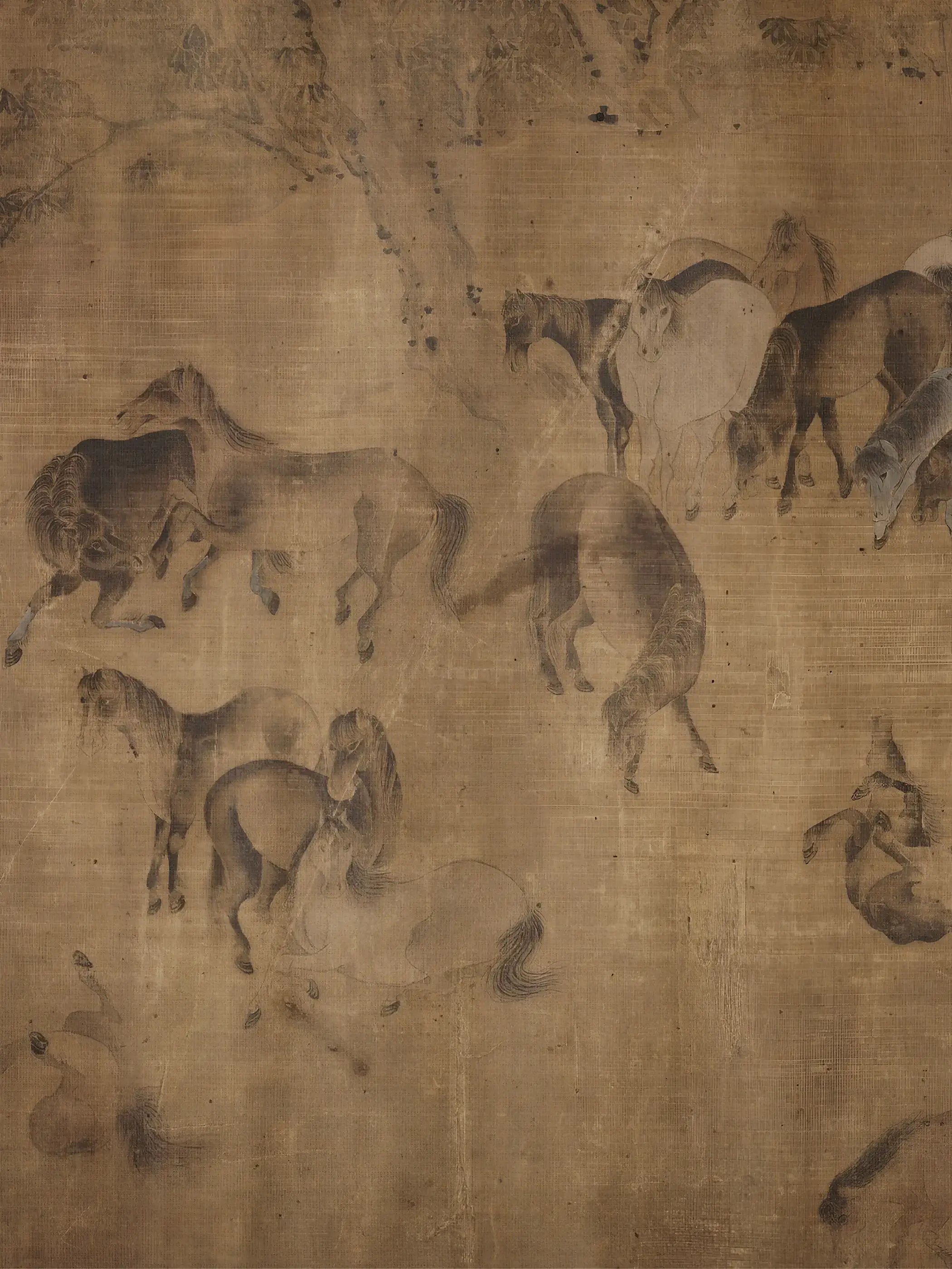 Nahaufnahme eines Kunstdrucks mit fein gezeichneten Pferden auf strukturierter Oberfläche in warmen Erdtönen. Die zarten Linien und die gealterte Textur unterstreichen den wabi sabi Stil und die ruhige, organische Ästhetik.