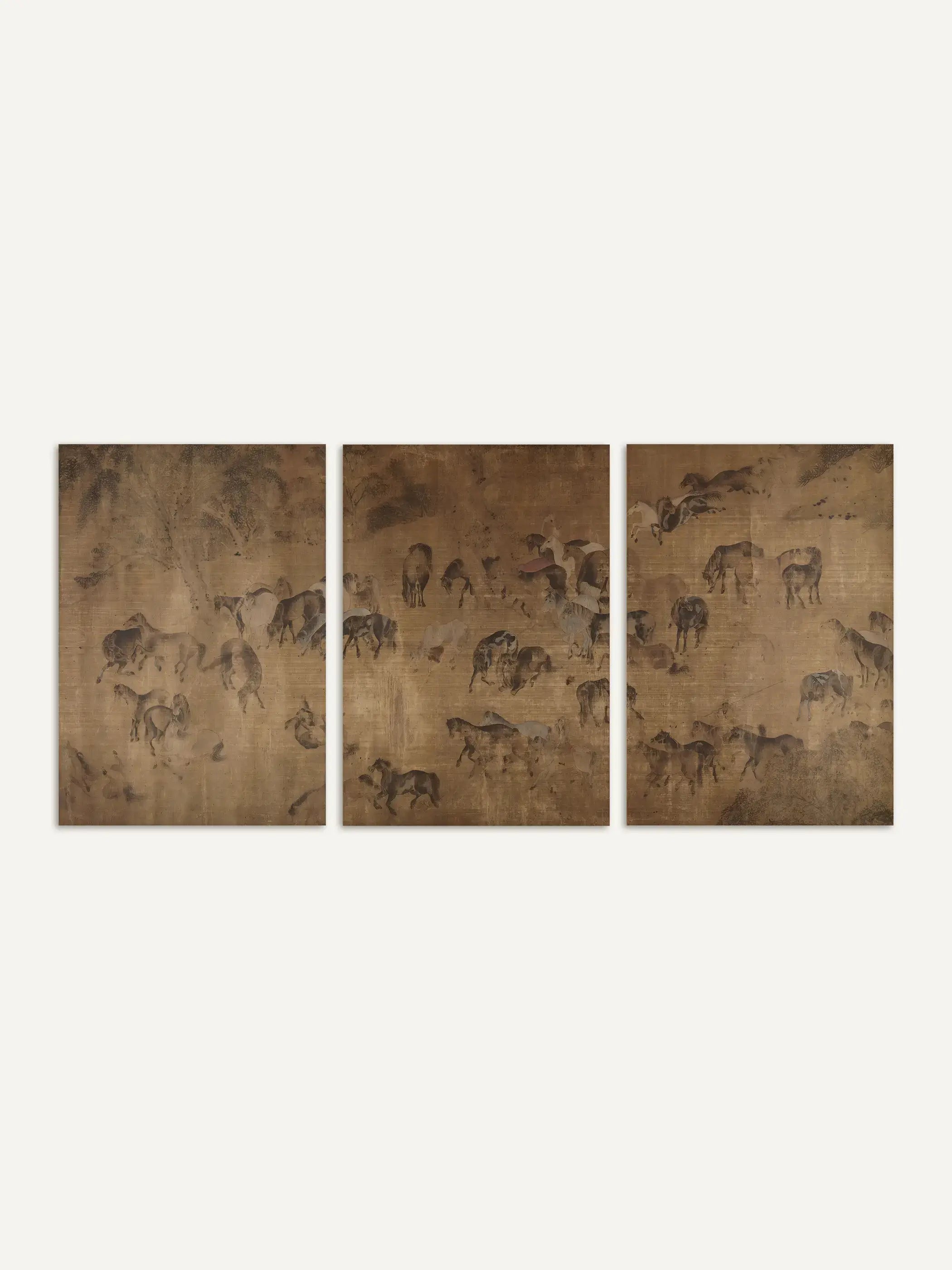 Dreiteiliges Wandbild mit antik inspirierten Pferdemotiven in warmen Braun- und Sepiatönen vor ruhigem Hintergrund. Die filigranen Darstellungen erinnern an asiatische Tuschemalerei und verleihen dem Kunstdruck Set eine zeitlose, meditative Ausstrahlung.
