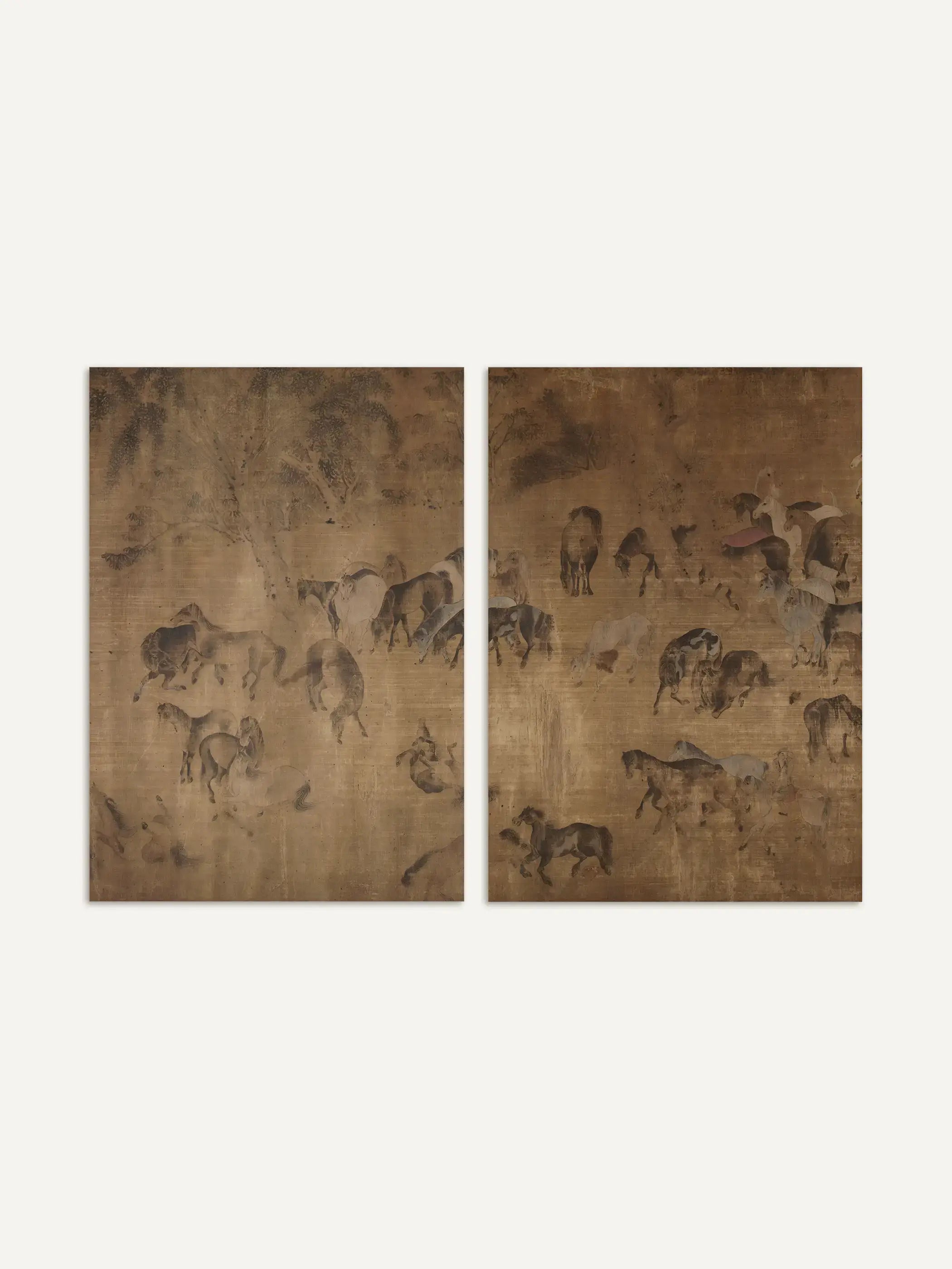 Zweiteiliges Wandbild mit filigranen Pferdemotiven in warmen Sepia- und Brauntönen auf ruhigem Hintergrund. Die antik inspirierte Darstellung erinnert an asiatische Tuschemalerei und verleiht dem Kunstdruck Set eine zeitlose, meditative Wirkung.